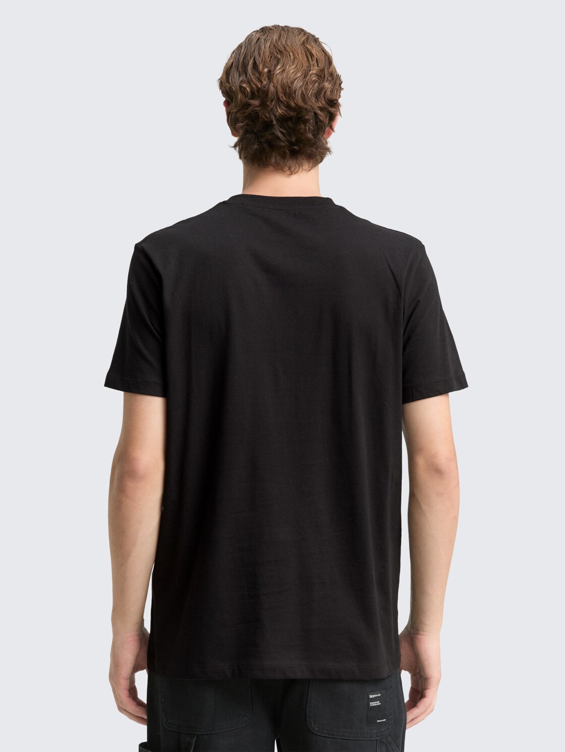 T-Shirt mit Logo-Print - Black - Auschnitt Model-Rückansicht
