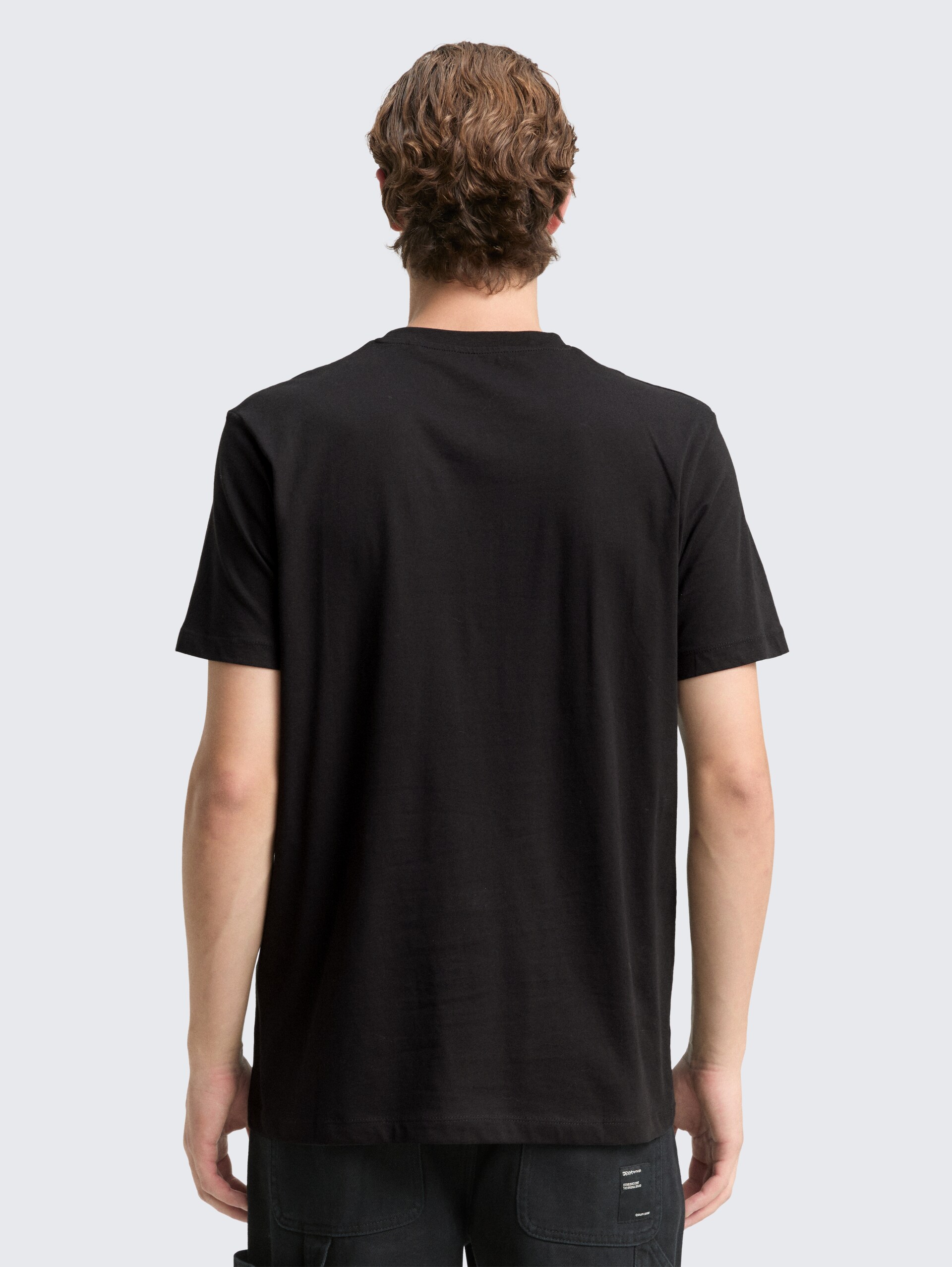 T-Shirt mit Logo-Print - Black - Auschnitt Model-Rückansicht