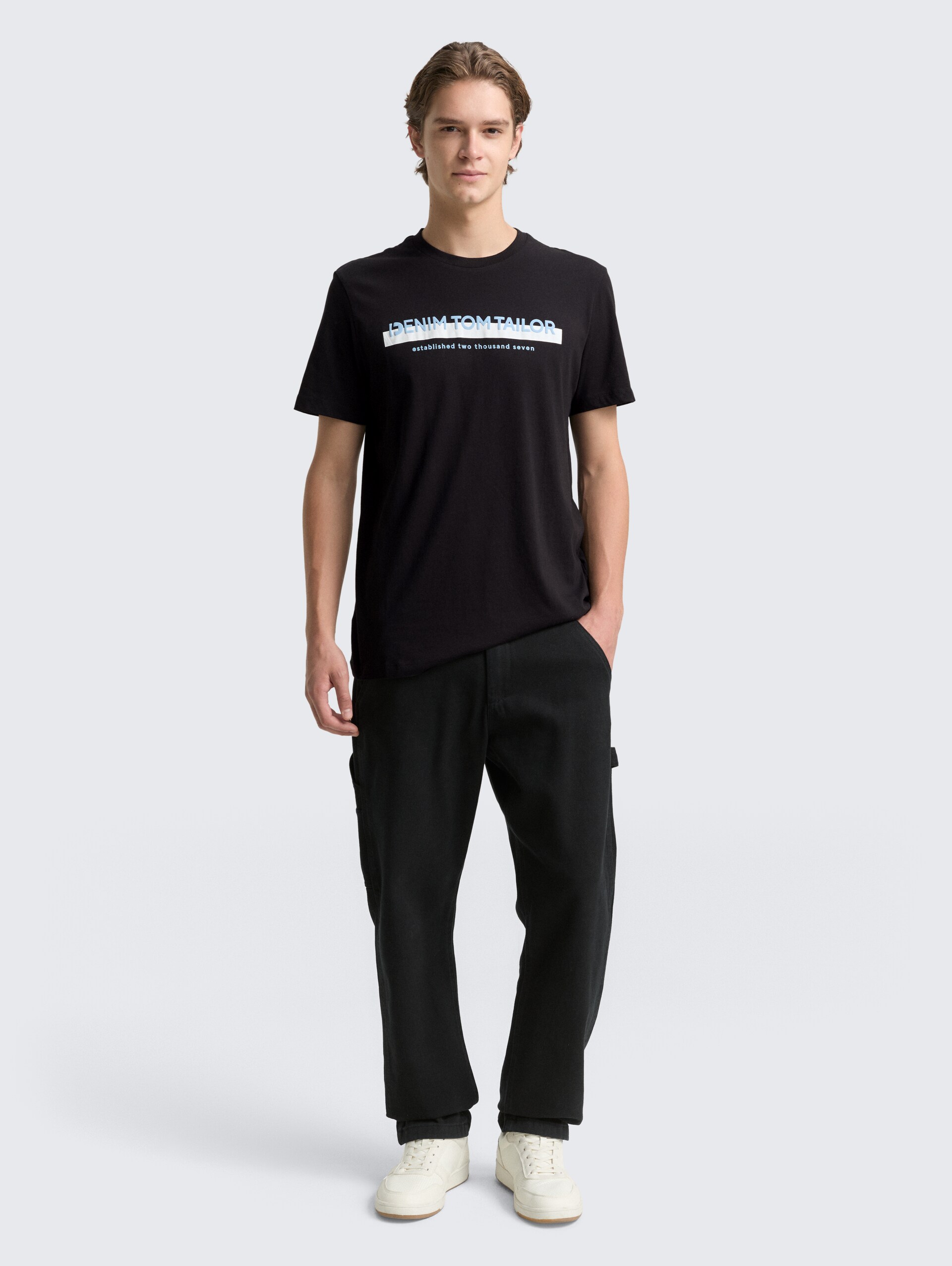 T-Shirt mit Logo-Print - Black - Model-Vorderansicht
