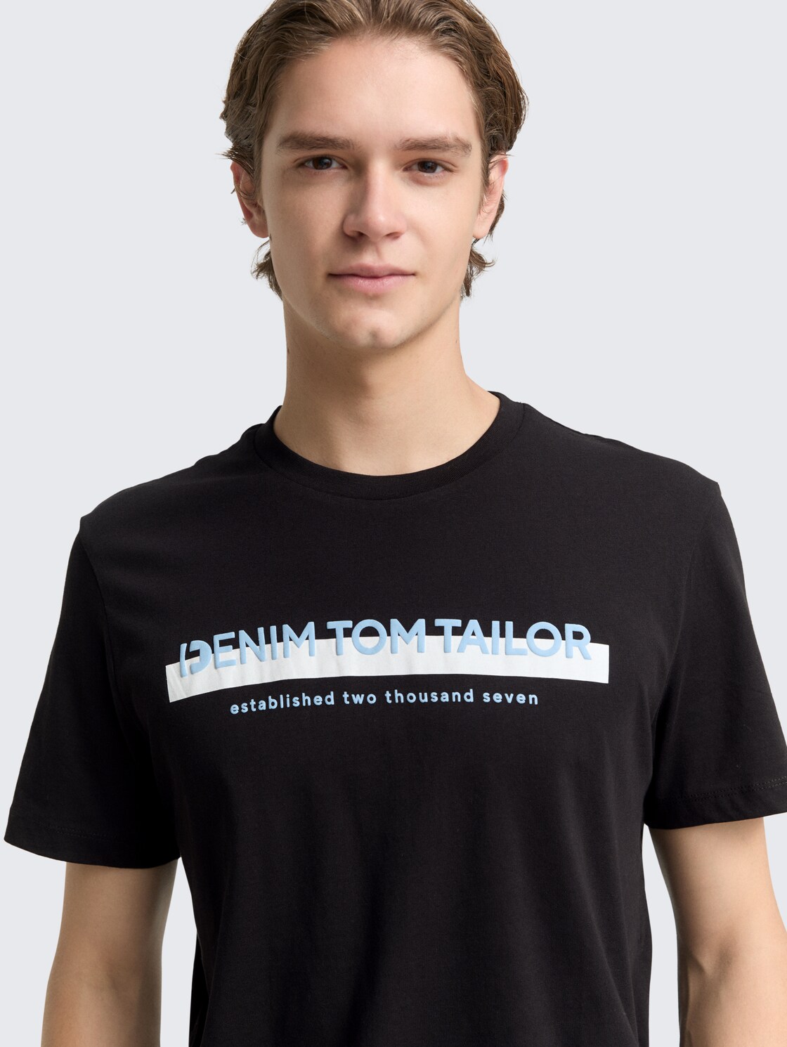 T-Shirt mit Logo-Print - Black - Detail-Model-Ansicht