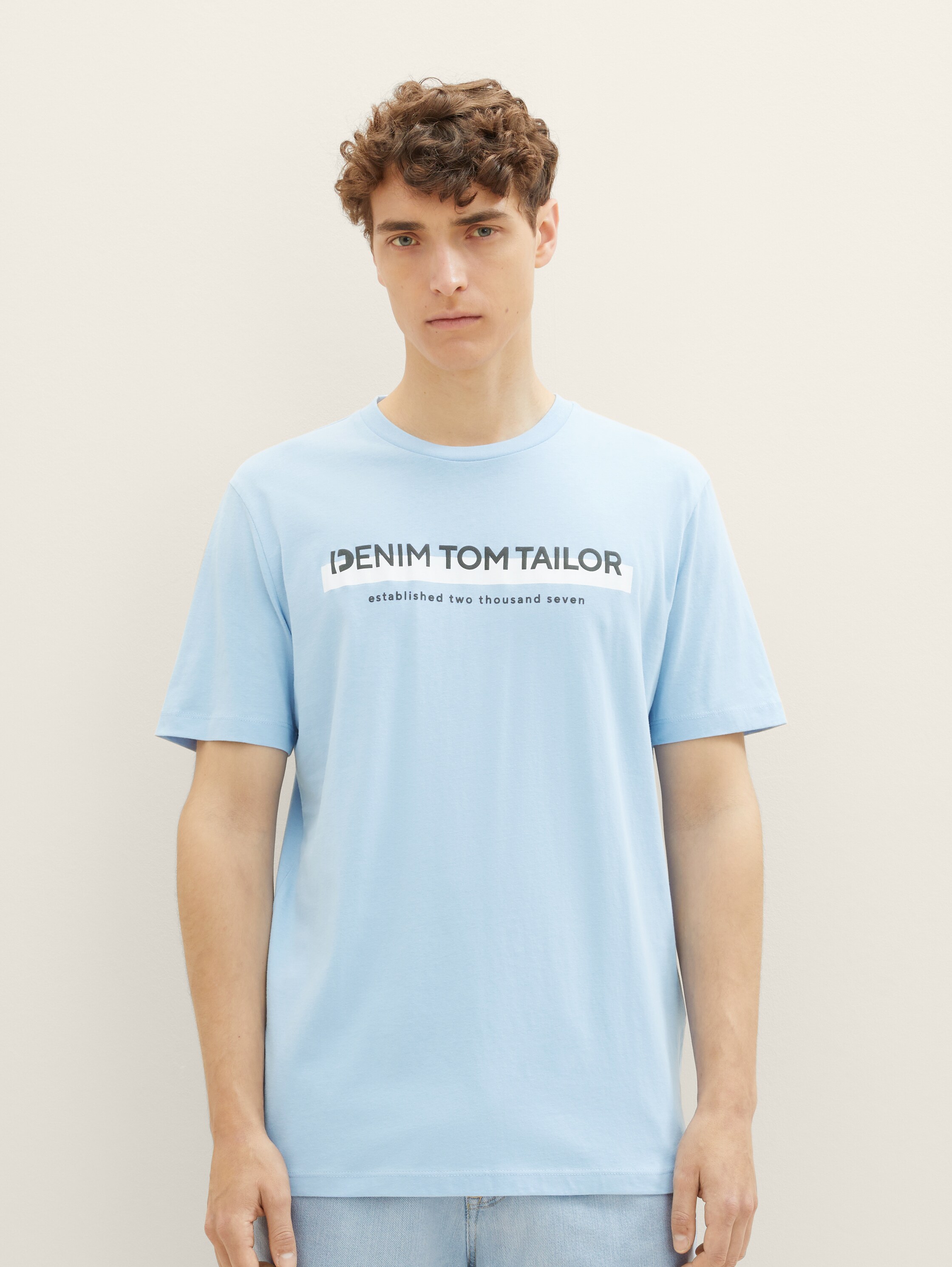 T-Shirt mit Logo Print - washed out middle blue - Ausschnitt Model-Vorderansicht