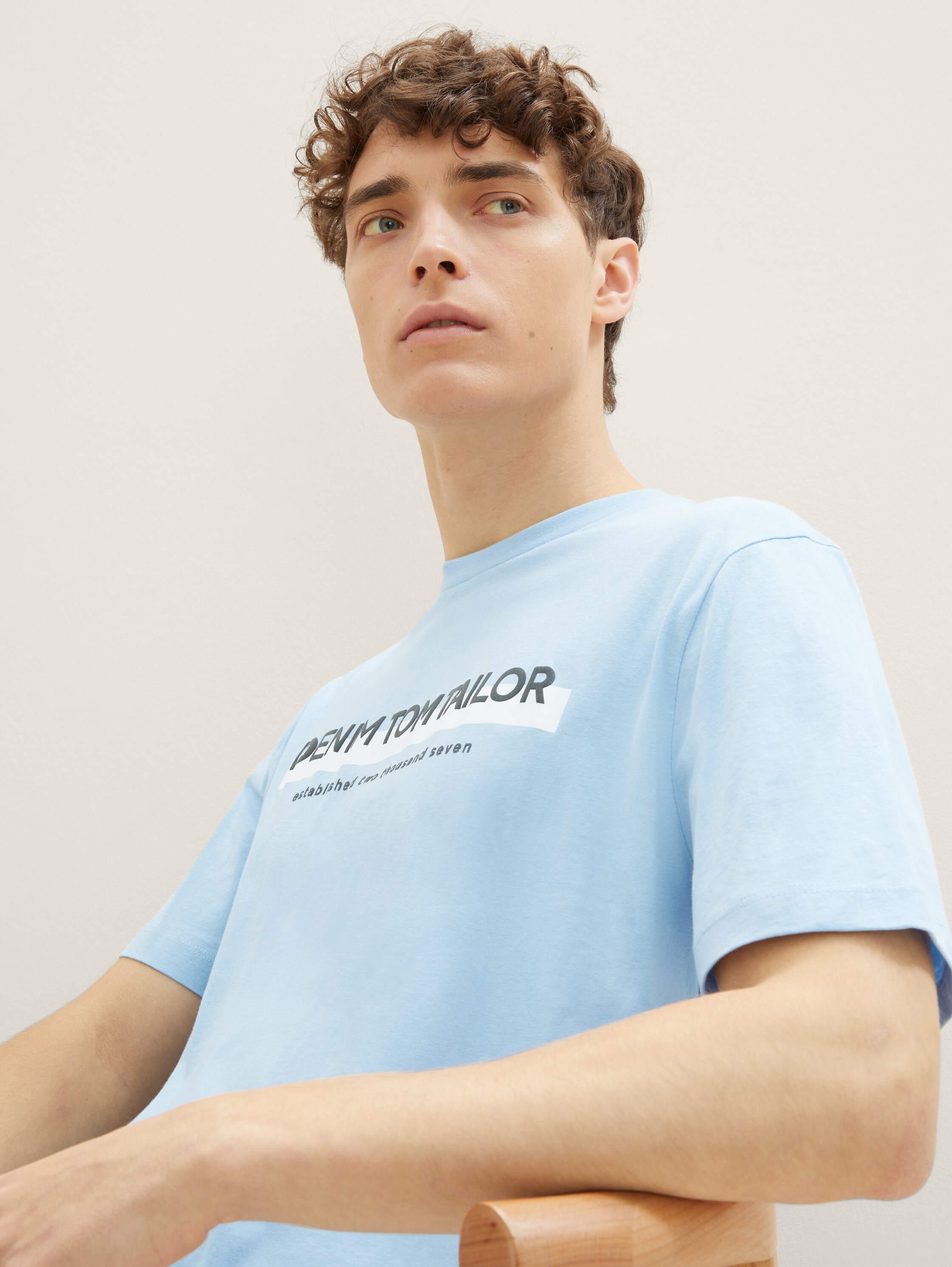 T-Shirt mit Logo Print - washed out middle blue - Detail-Model-Ansicht