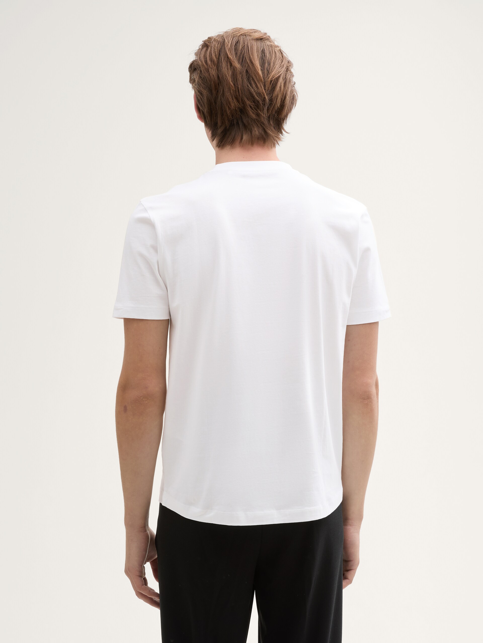 Basic T-Shirt - Knit White - Auschnitt Model-Rückansicht