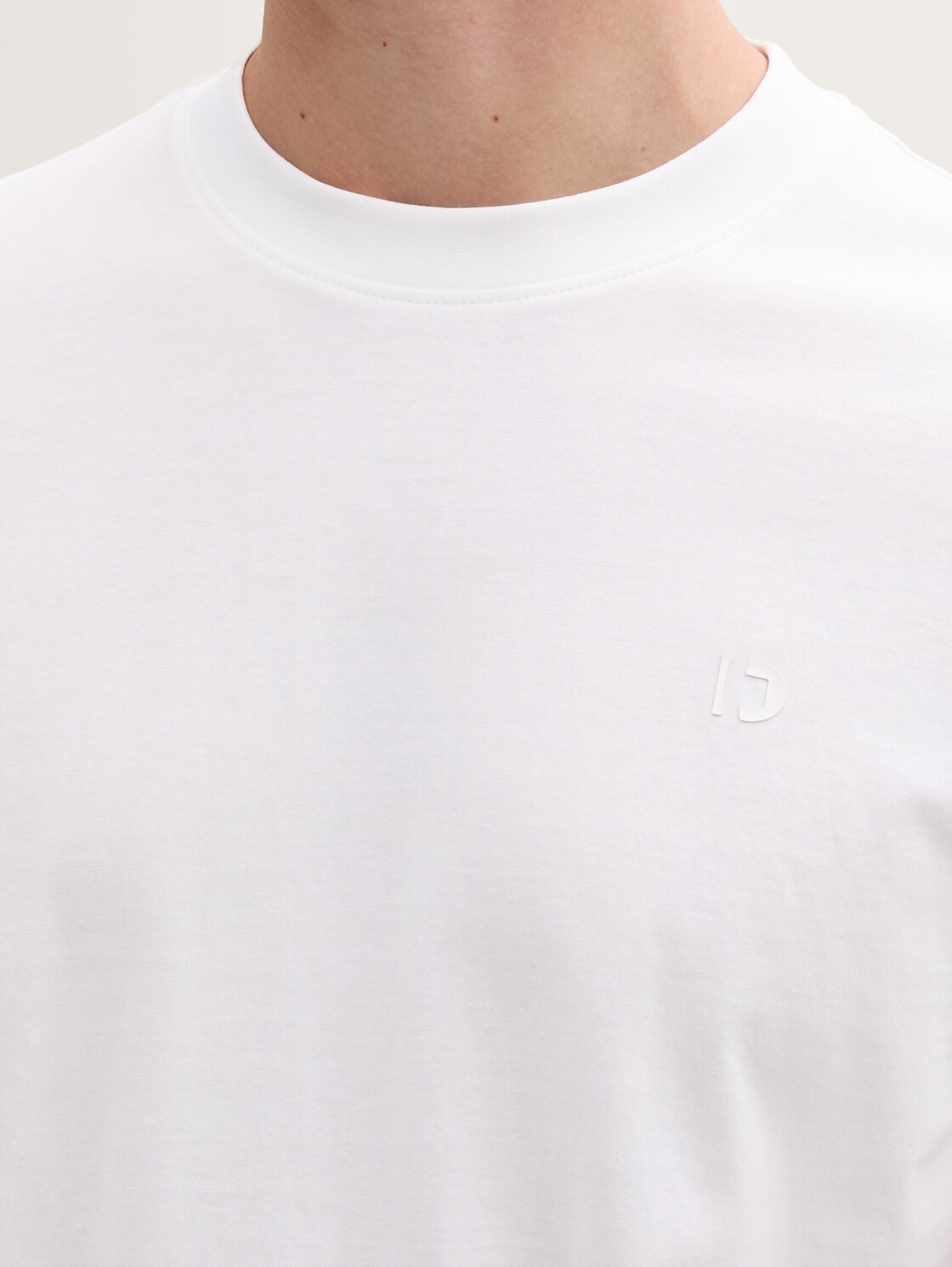 Basic T-Shirt - Knit White - Detail-Model-Ansicht