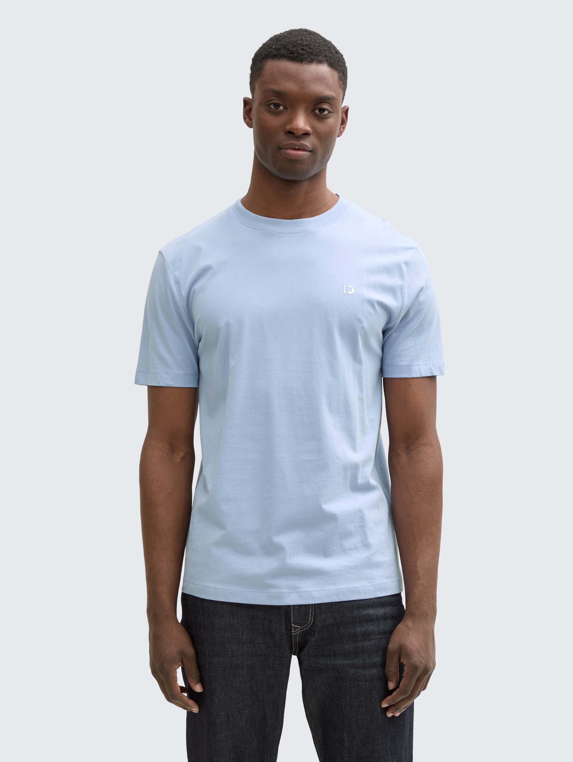 Basic T-Shirt - Brunnera Blue - Ausschnitt Model-Vorderansicht
