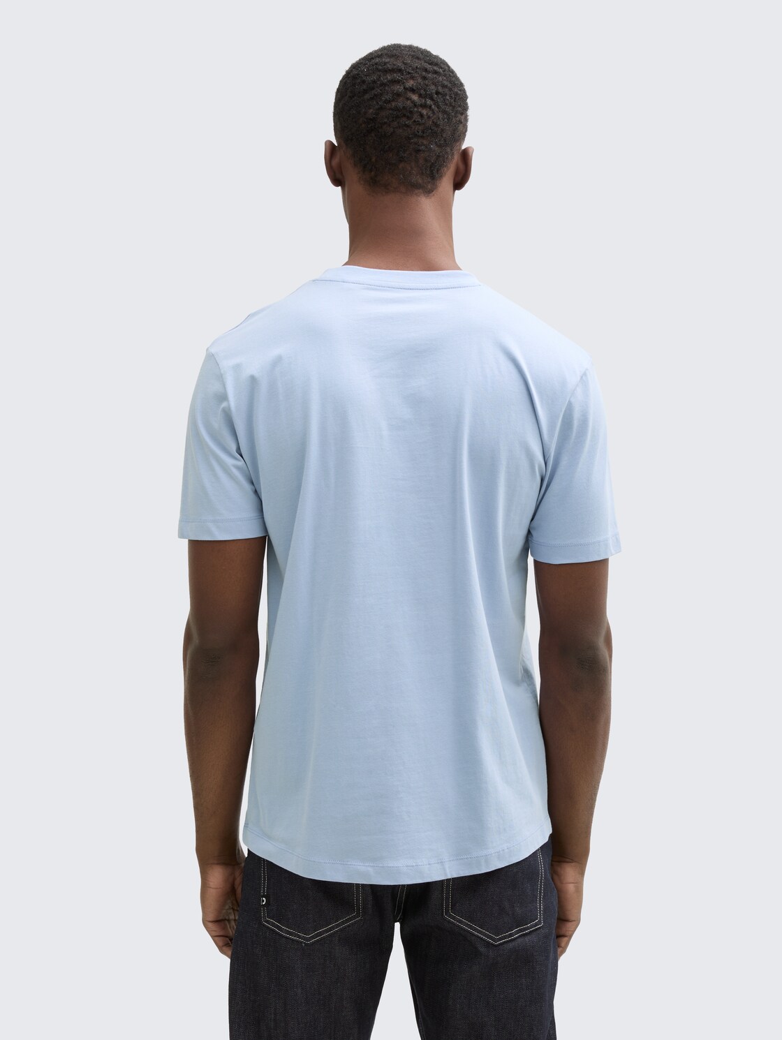 Basic T-Shirt - Brunnera Blue - Auschnitt Model-Rückansicht