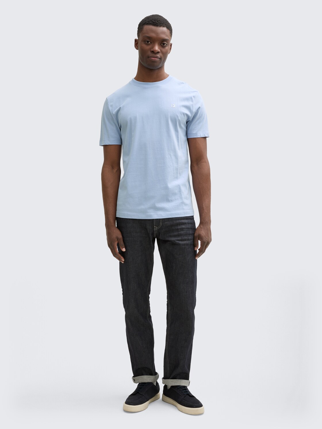 Basic T-Shirt - Brunnera Blue - Model-Vorderansicht