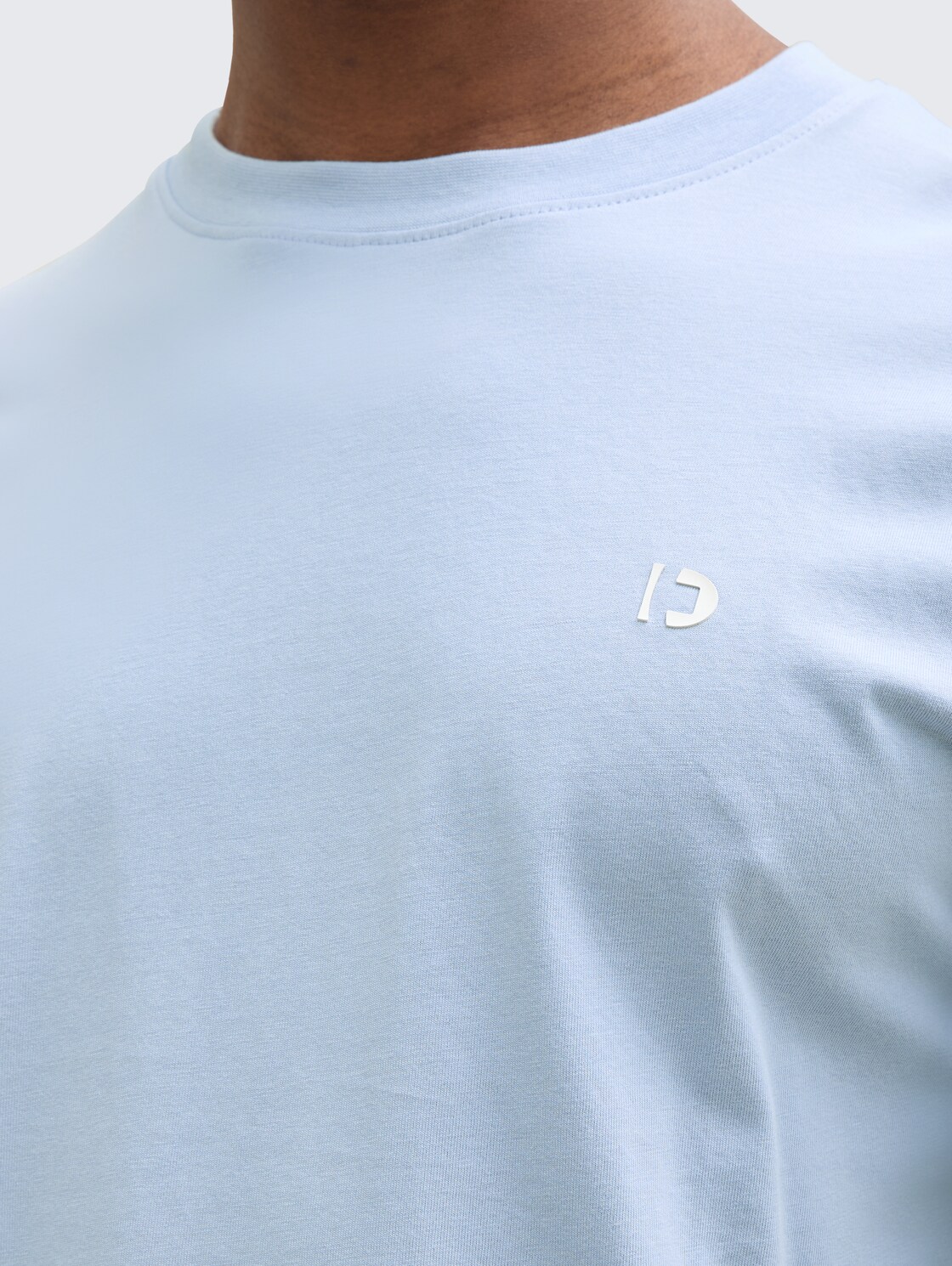 Basic T-Shirt - Brunnera Blue - Detail-Model-Ansicht