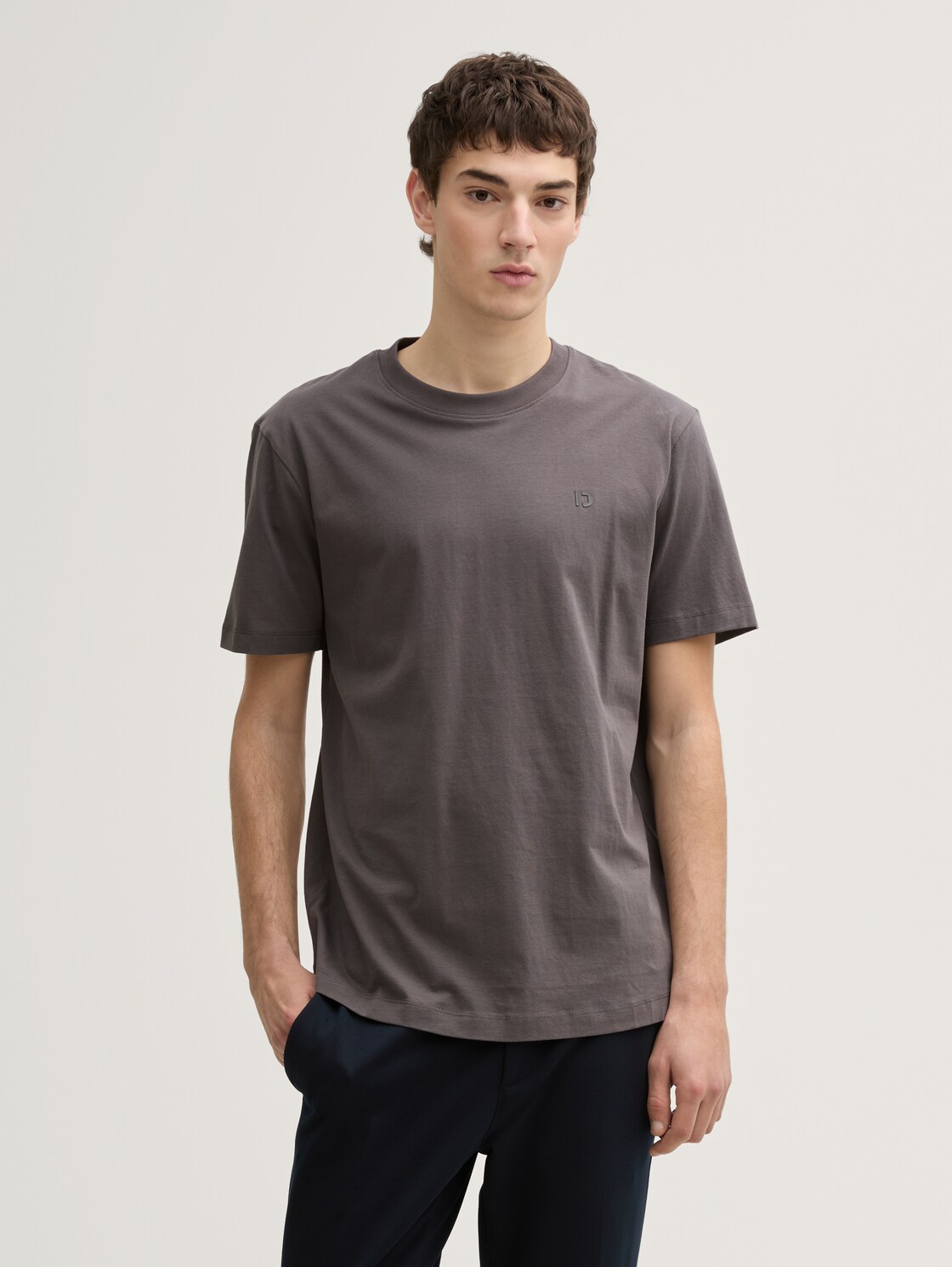 Basic T-Shirt - Pavement Grey - Ausschnitt Model-Vorderansicht