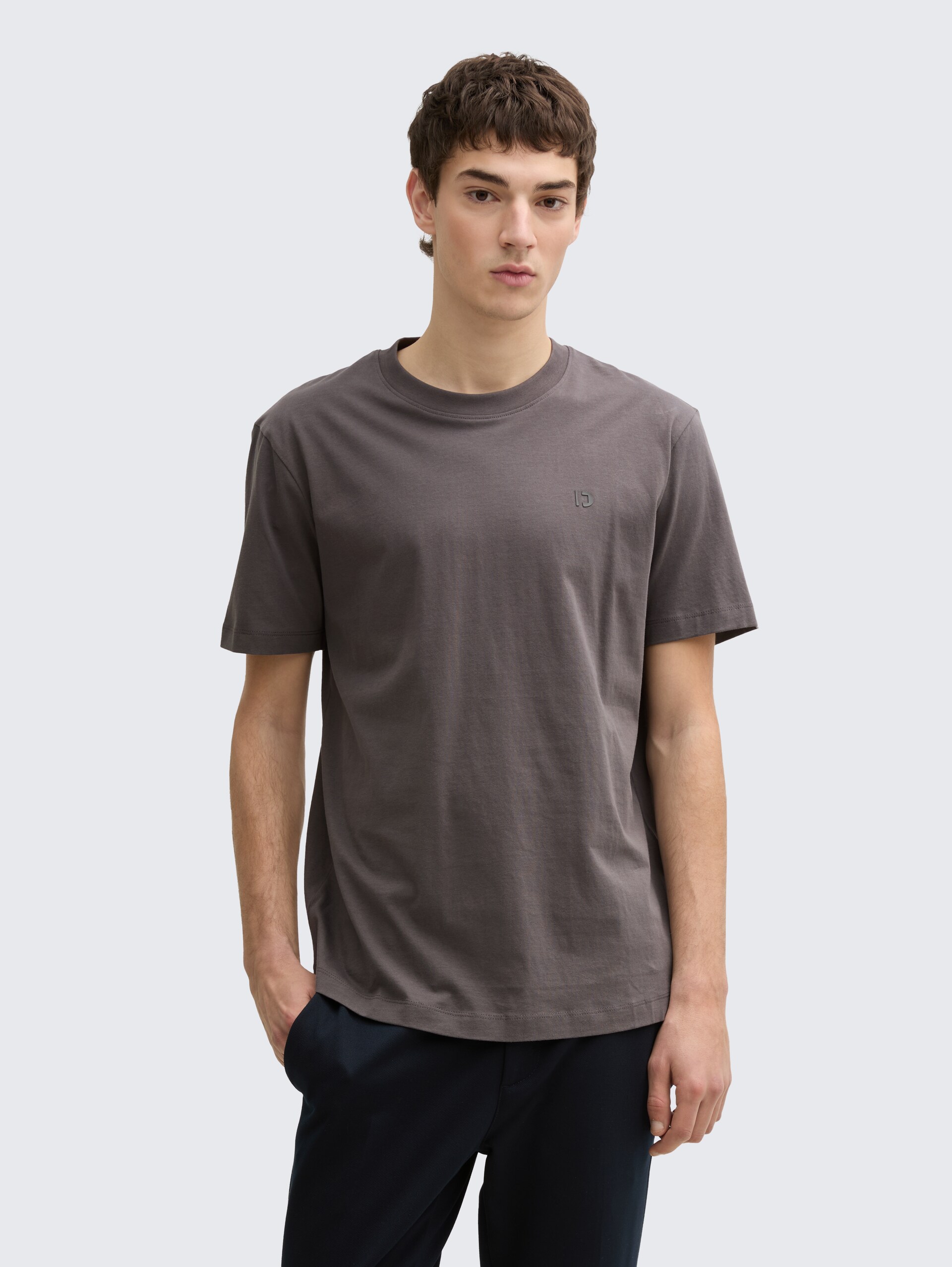 Basic T-Shirt - Pavement Grey - Ausschnitt Model-Vorderansicht