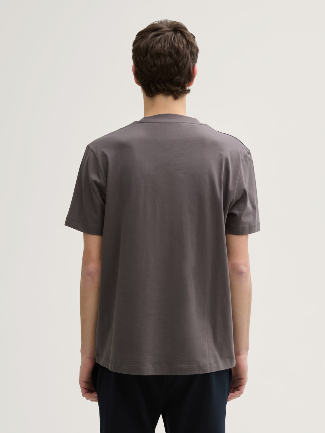 Basic T-Shirt - Pavement Grey - Auschnitt Model-Rückansicht