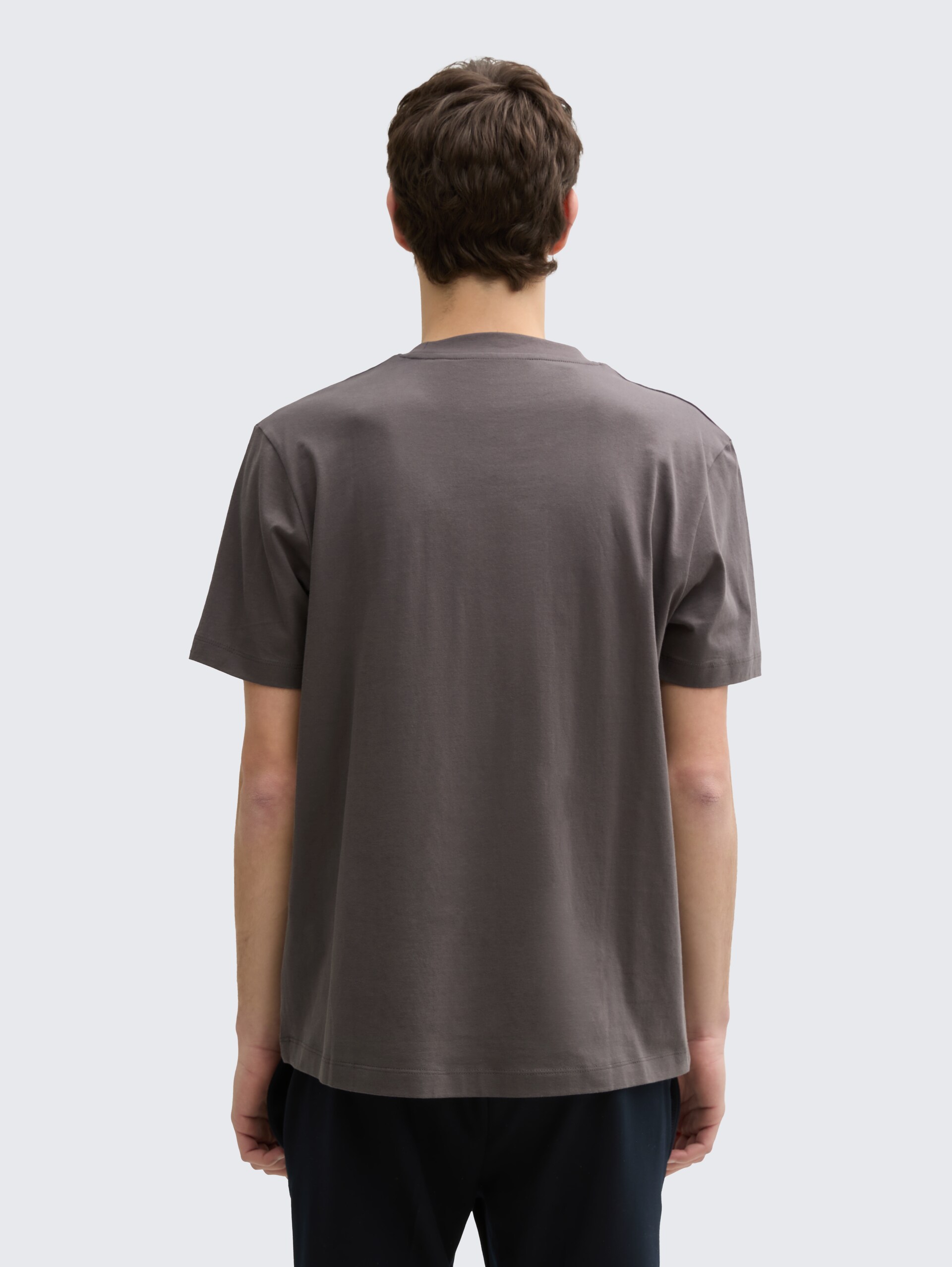 Basic T-Shirt - Pavement Grey - Auschnitt Model-Rückansicht