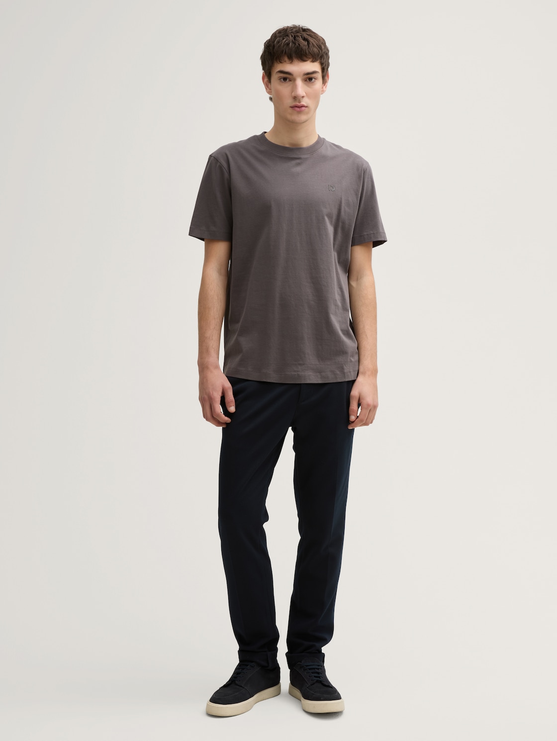 Basic T-Shirt - Pavement Grey - Model-Vorderansicht