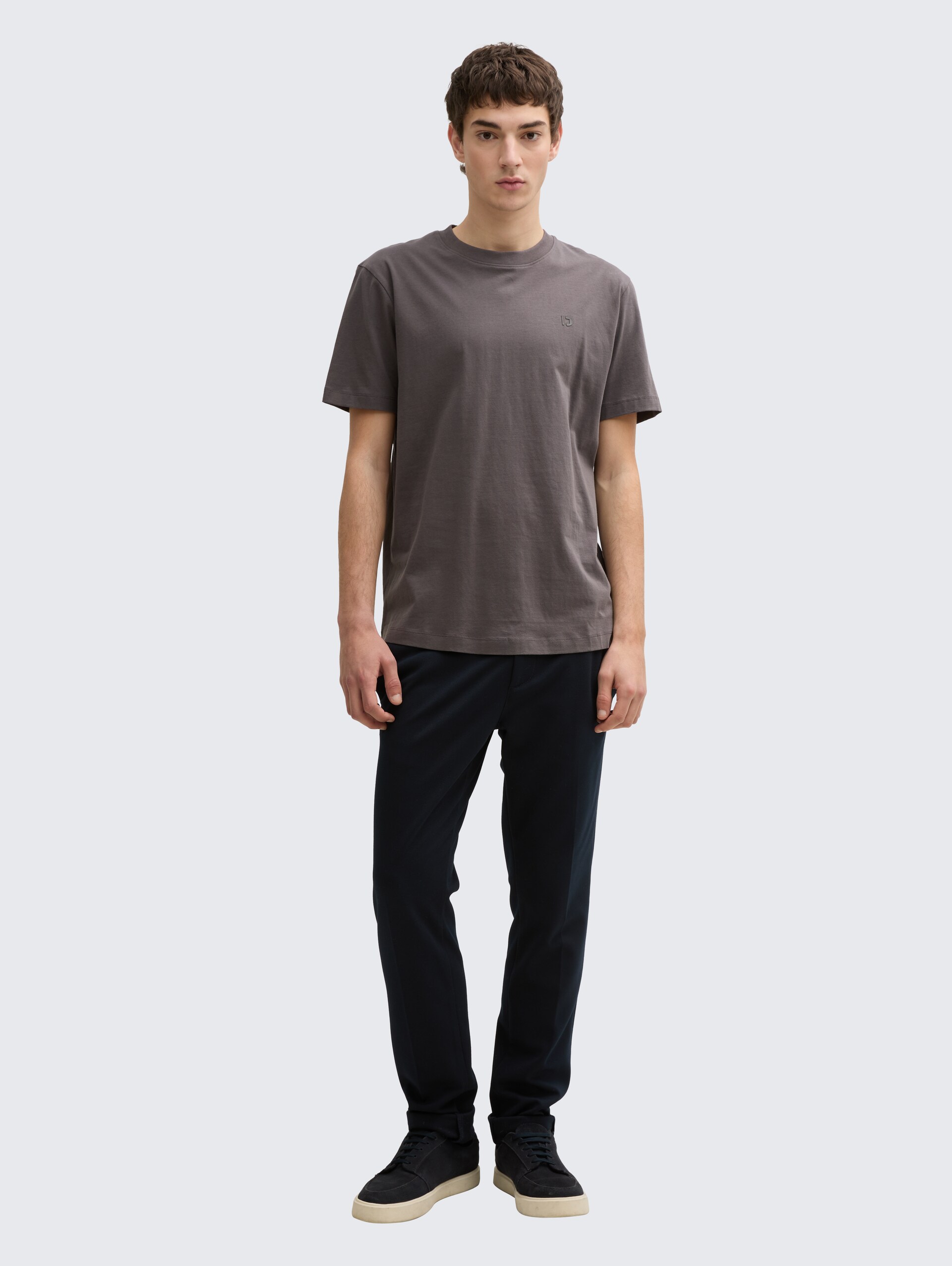 Basic T-Shirt - Pavement Grey - Model-Vorderansicht