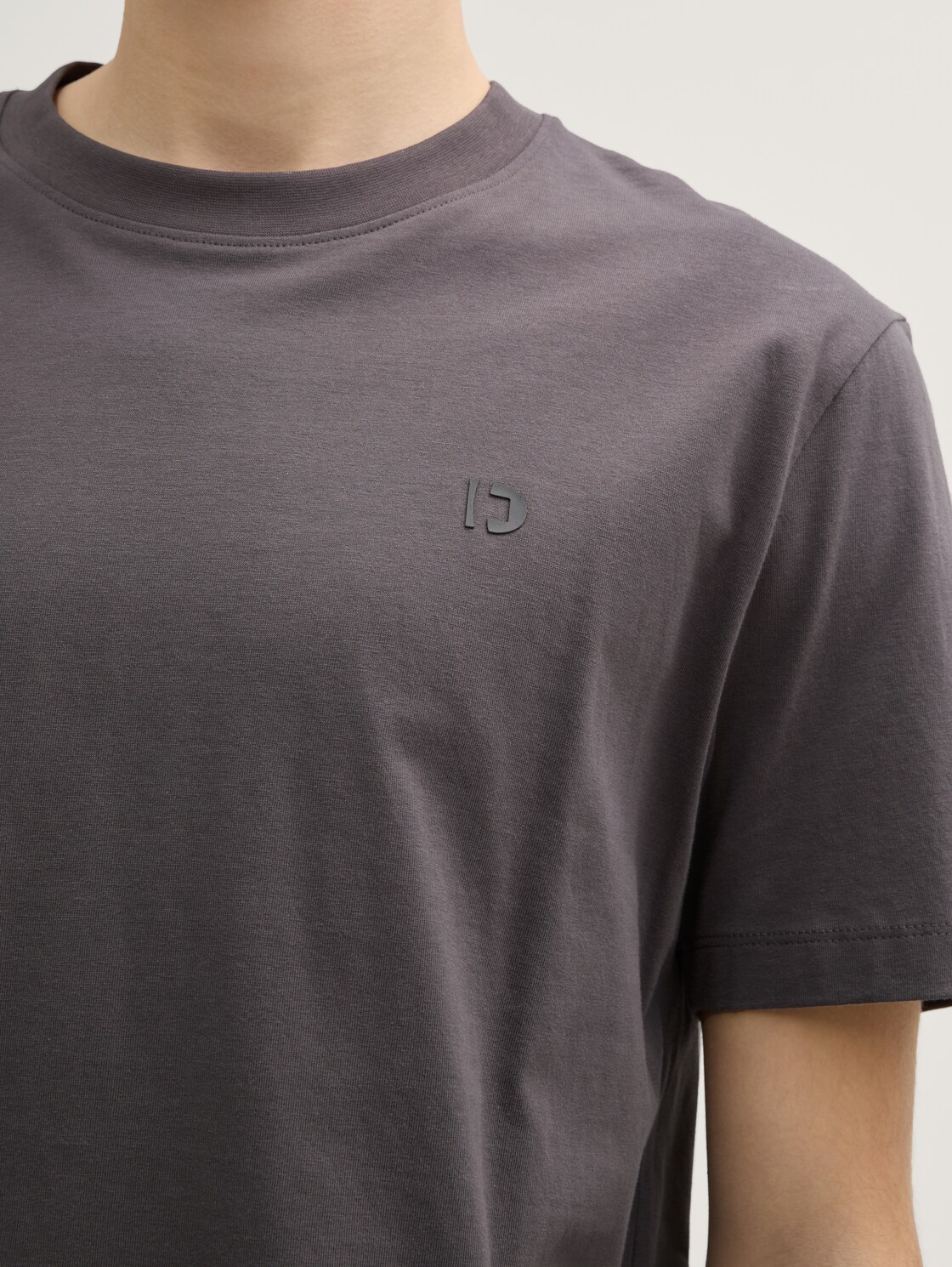Basic T-Shirt - Pavement Grey - Detail-Model-Ansicht