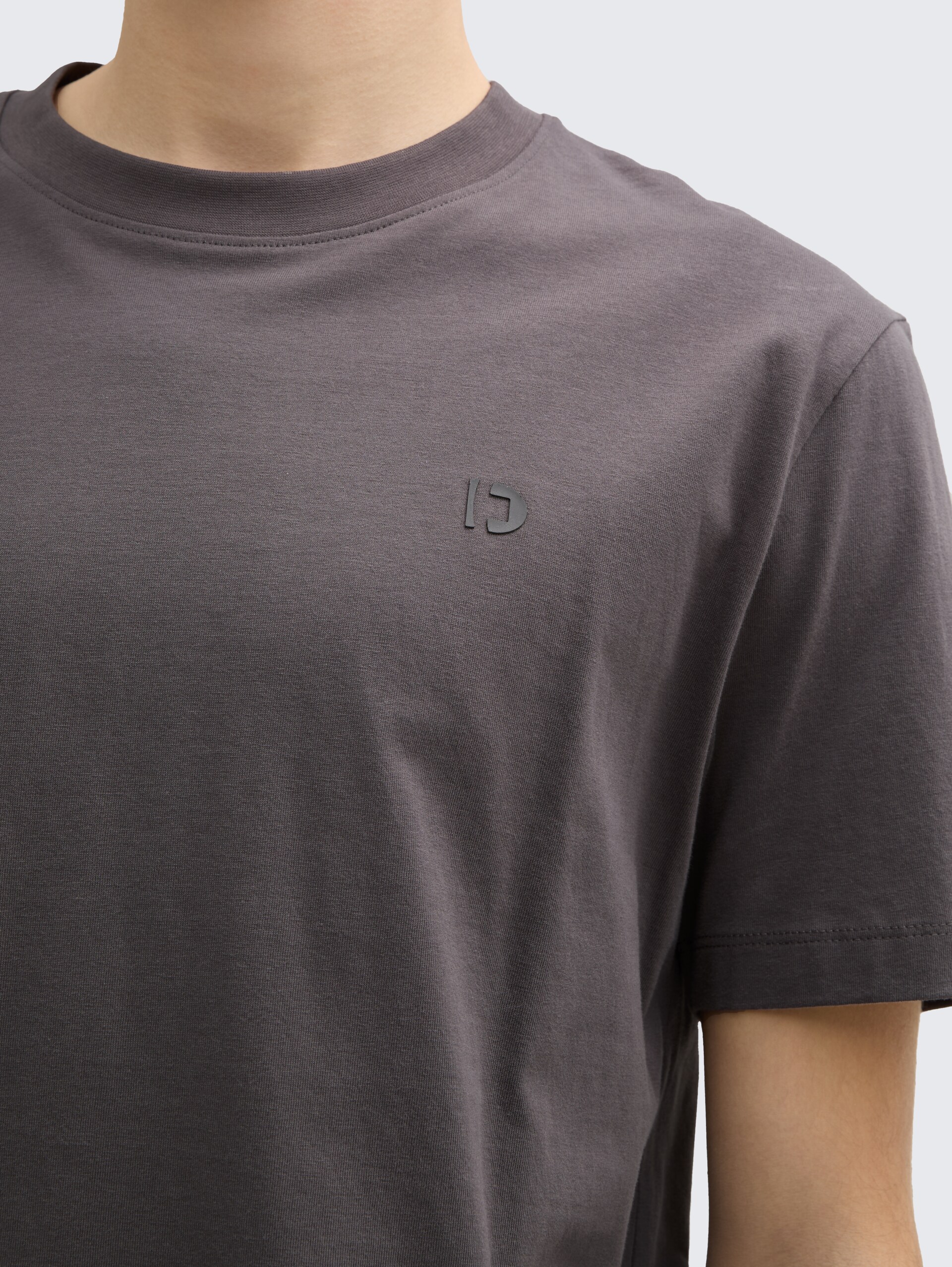 Basic T-Shirt - Pavement Grey - Detail-Model-Ansicht