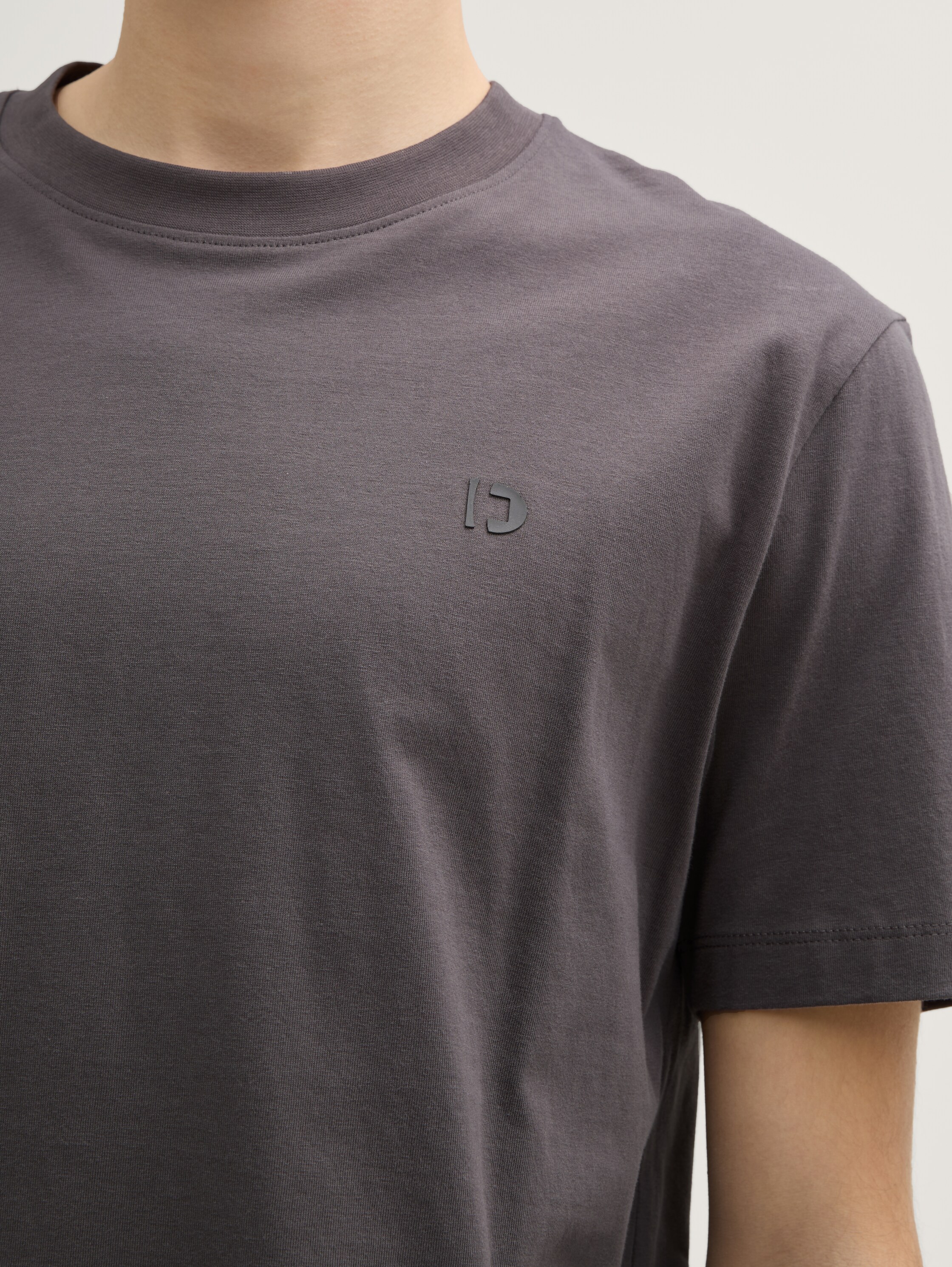 Basic T-Shirt - 4