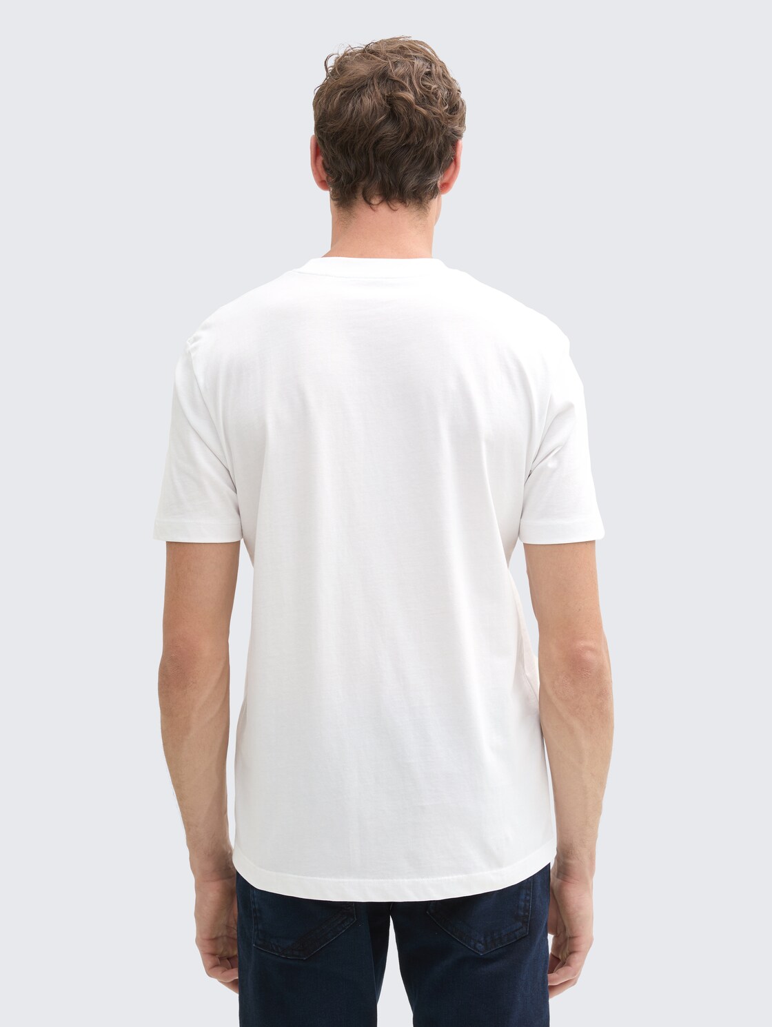 Basic T-Shirt - White - Auschnitt Model-Rückansicht