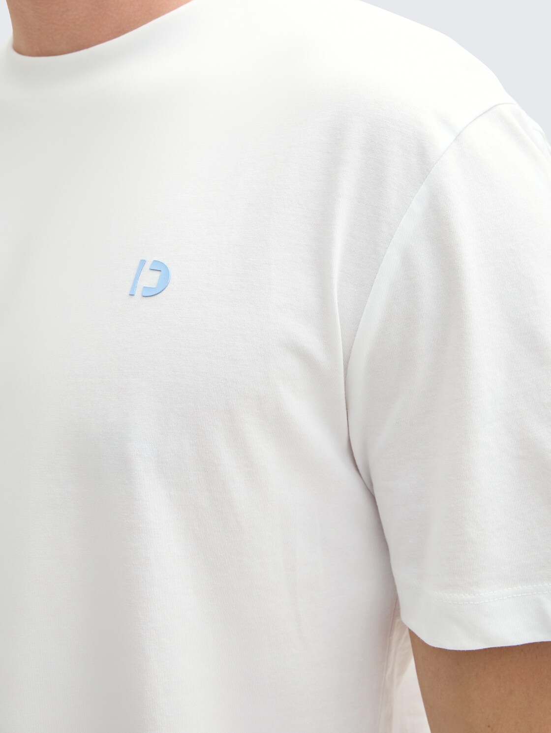 Basic T-Shirt - White - Detail-Model-Ansicht