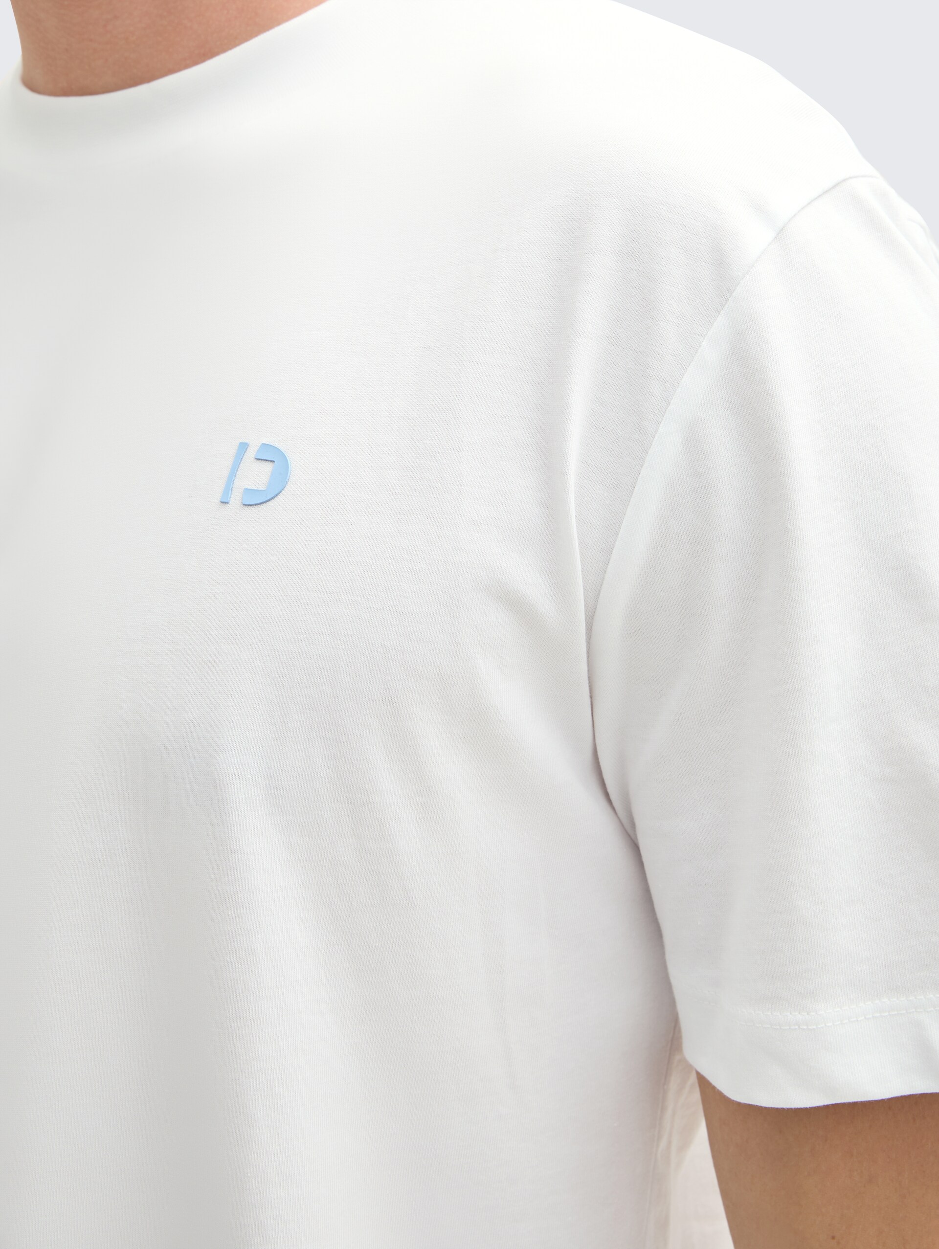 Basic T-Shirt - White - Detail-Model-Ansicht