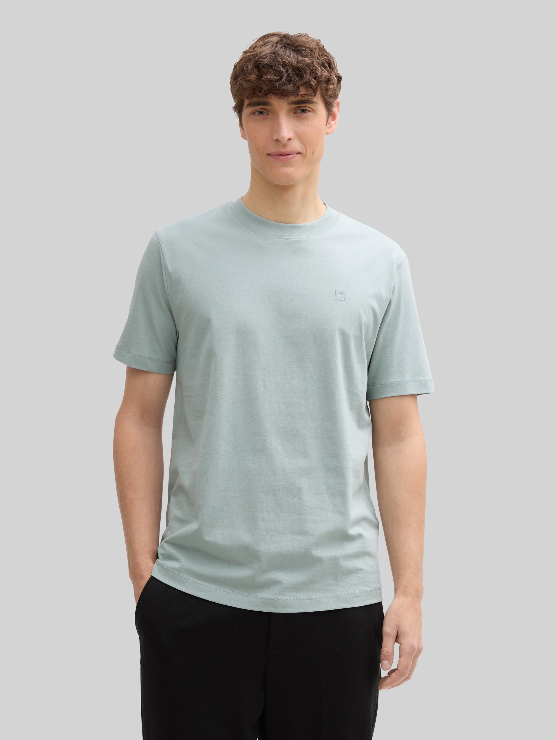 Basic t-shirt - light ice blue - Neckline model front view