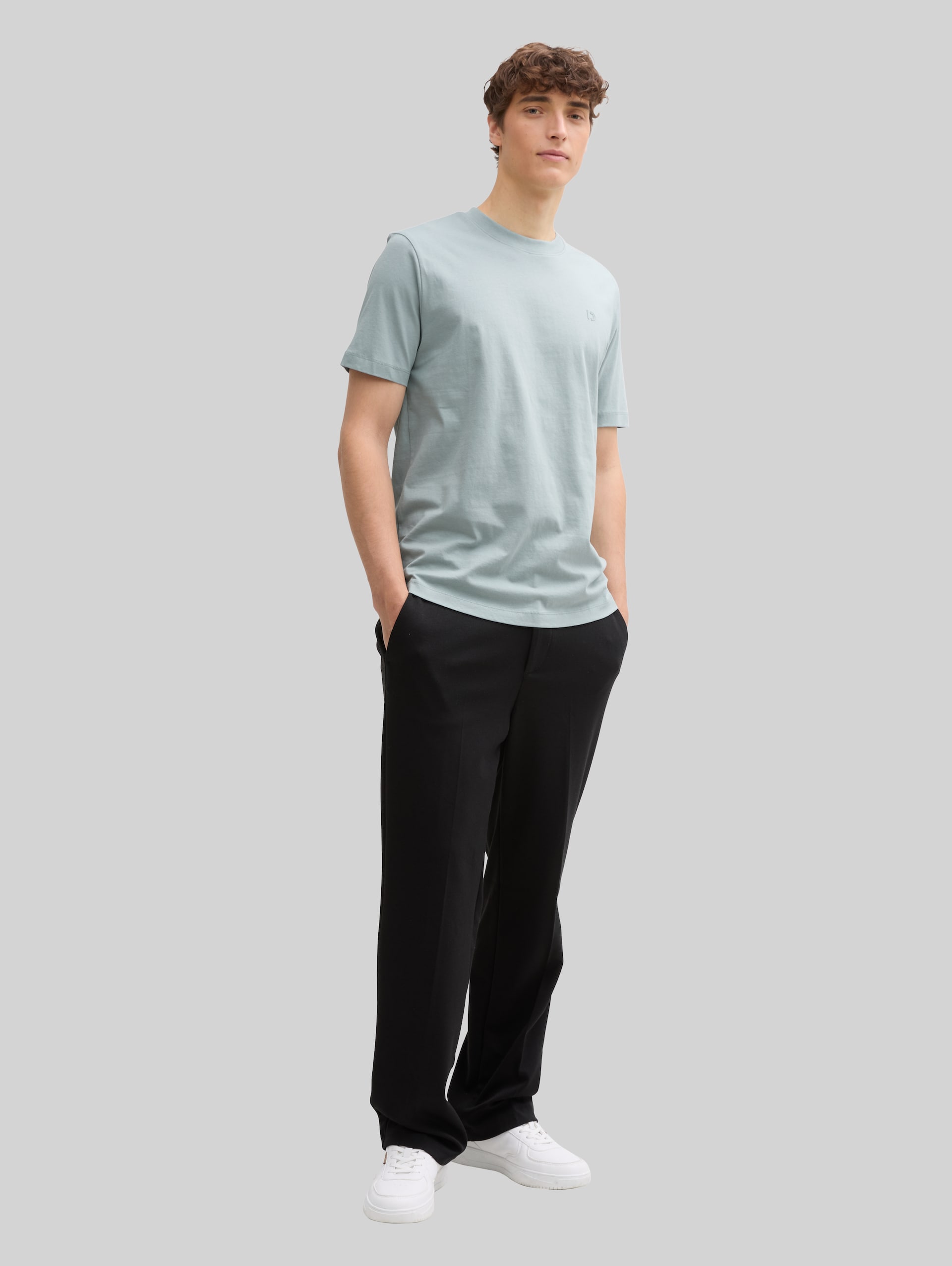 Basic t-shirt - light ice blue - Model front view