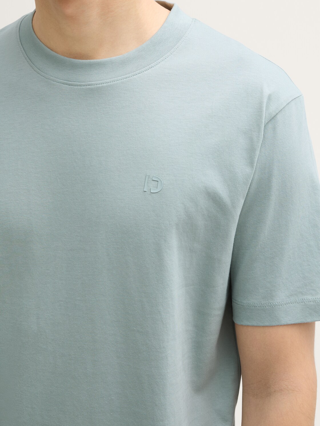 Basic T-Shirt - light ice blue - Detail-Model-Ansicht