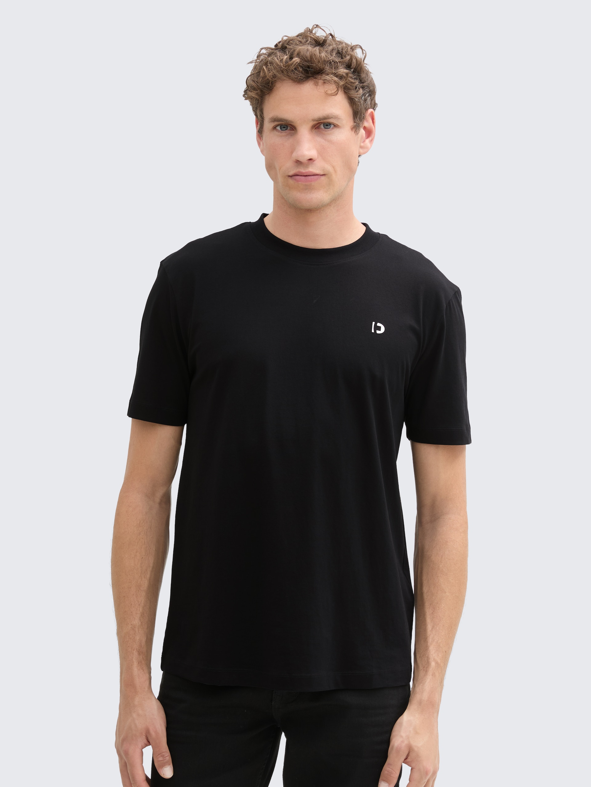 Basic T-shirt - Black - Neckline model front view