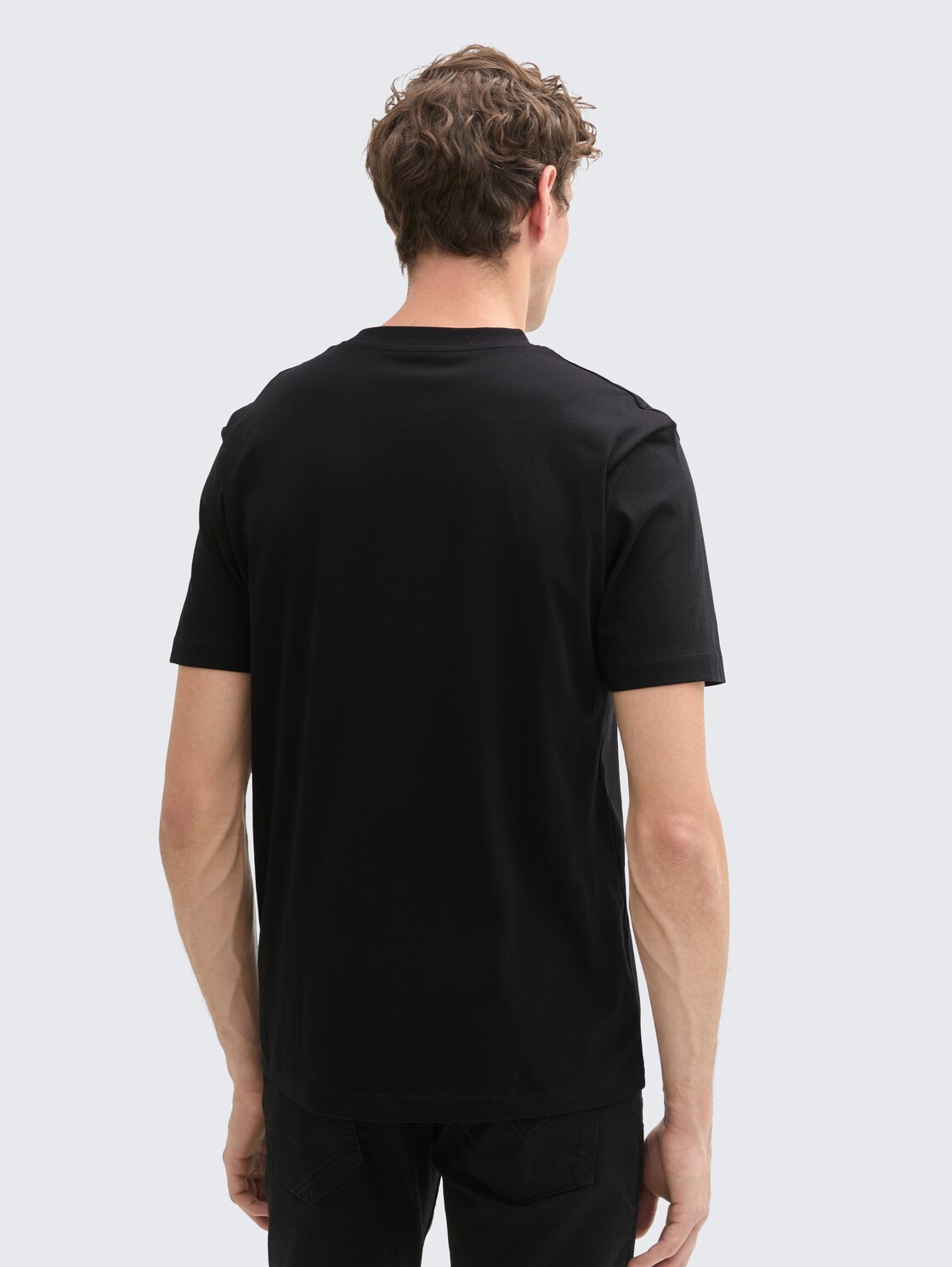 Basic T-Shirt - Black - Auschnitt Model-Rückansicht