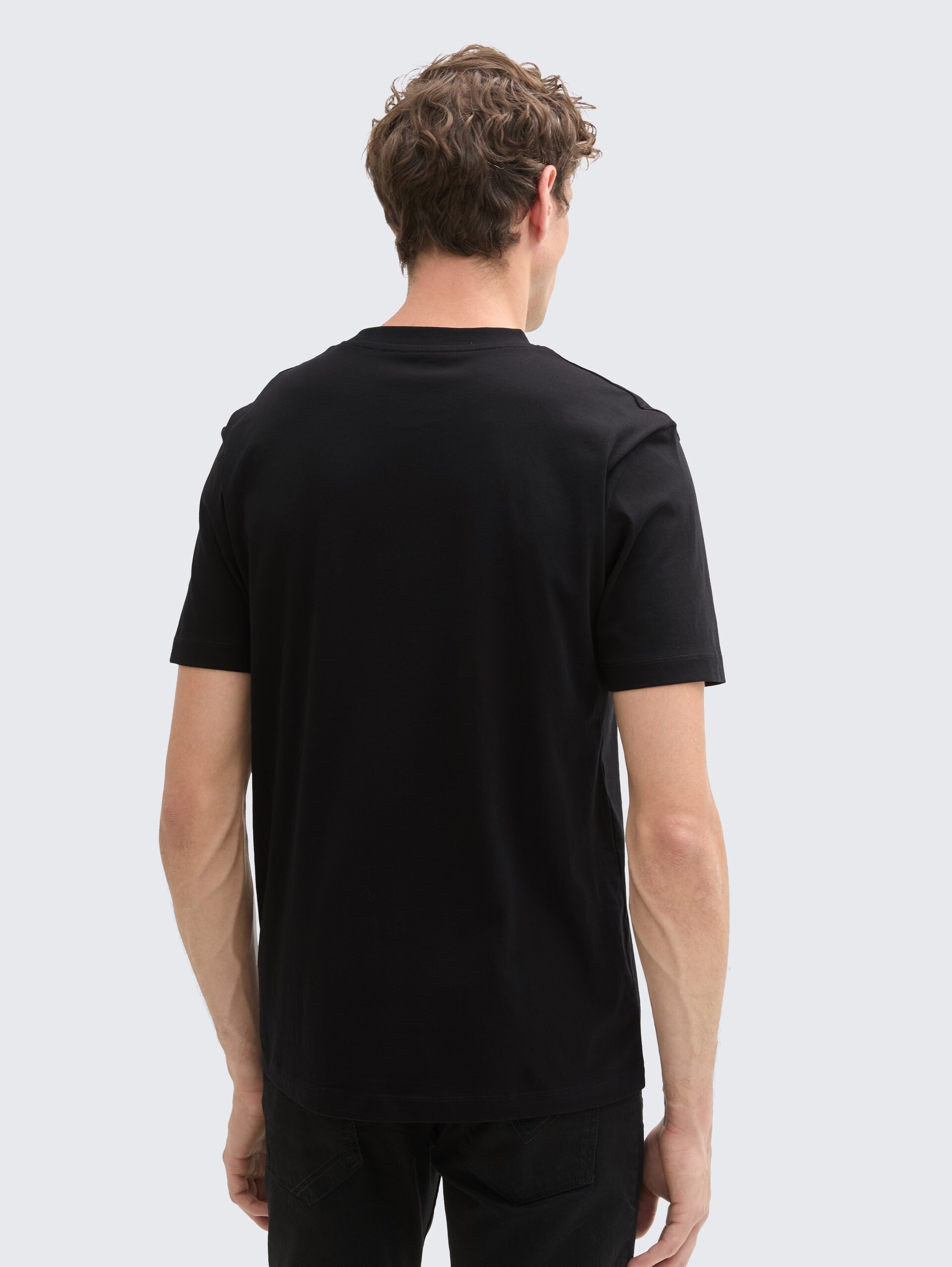 Basic T-shirt - Black - Neckline model-back view