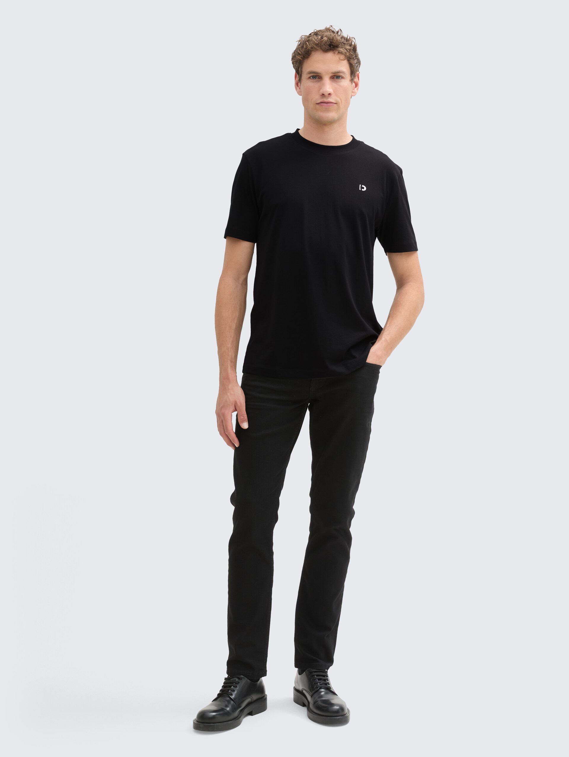 Basic T-shirt - Black - Model front view