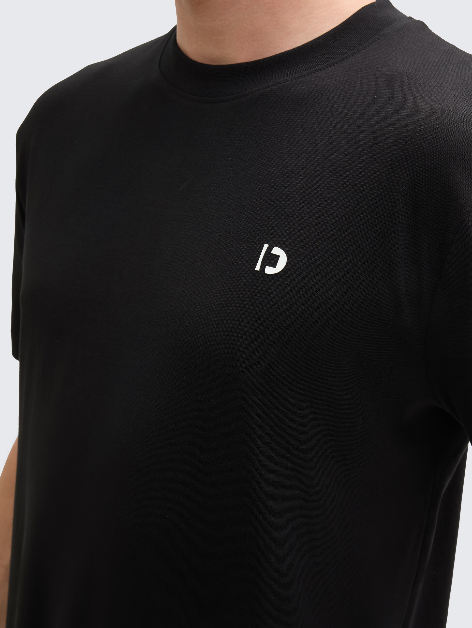 Basic T-shirt - Black - Detail model view