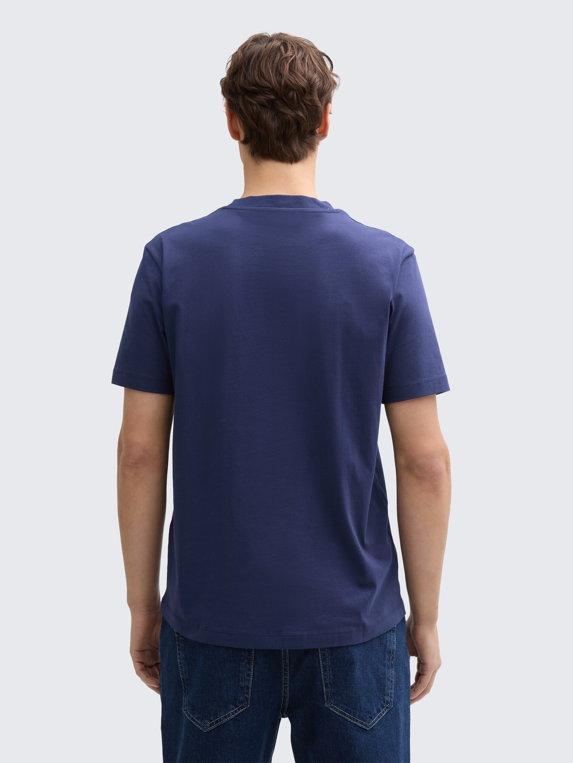 Basic T-Shirt - dark blueberry - Auschnitt Model-Rückansicht