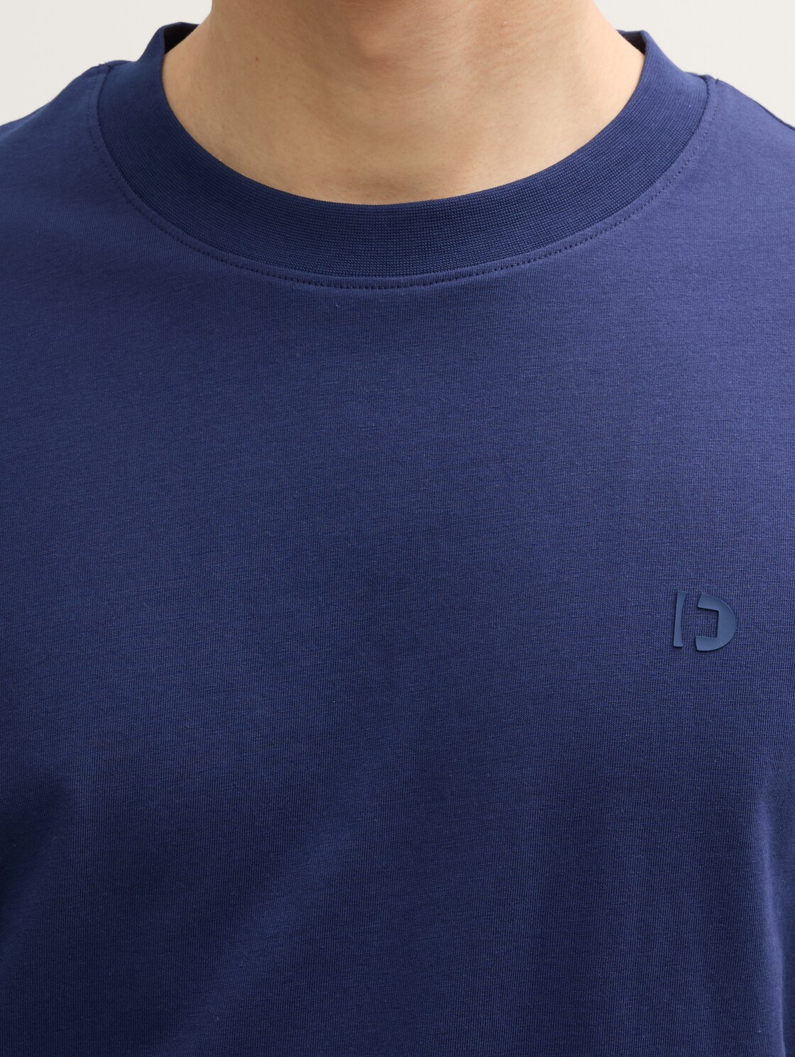 Basic T-Shirt - dark blueberry - Detail-Model-Ansicht