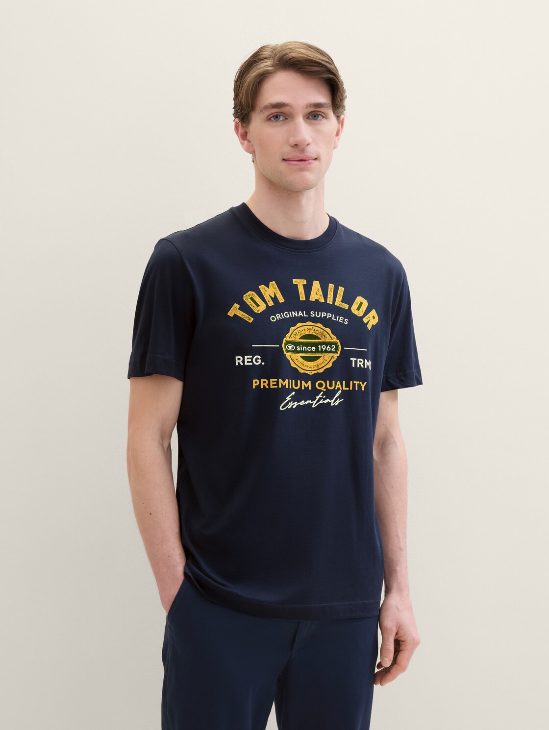 T-Shirt mit Logo-Print - Dark Blue - Ausschnitt Model-Vorderansicht