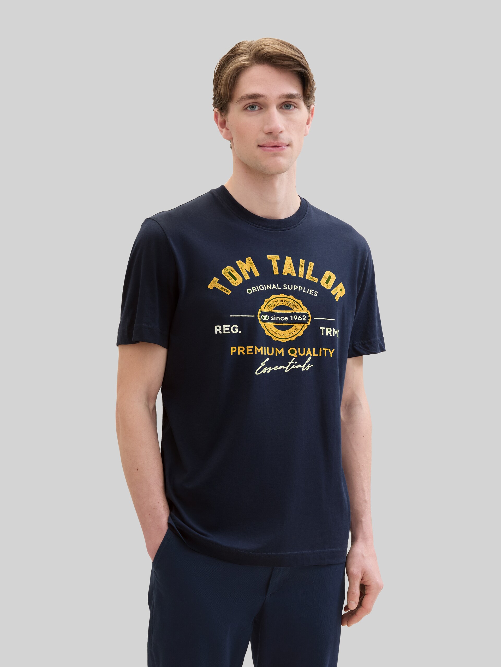 T-shirt with logo print - Dark Blue - Neckline model front view