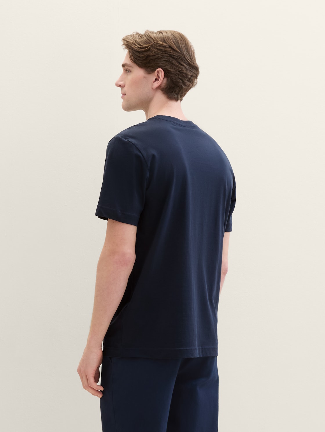 T-Shirt mit Logo-Print - Dark Blue - Auschnitt Model-Rückansicht