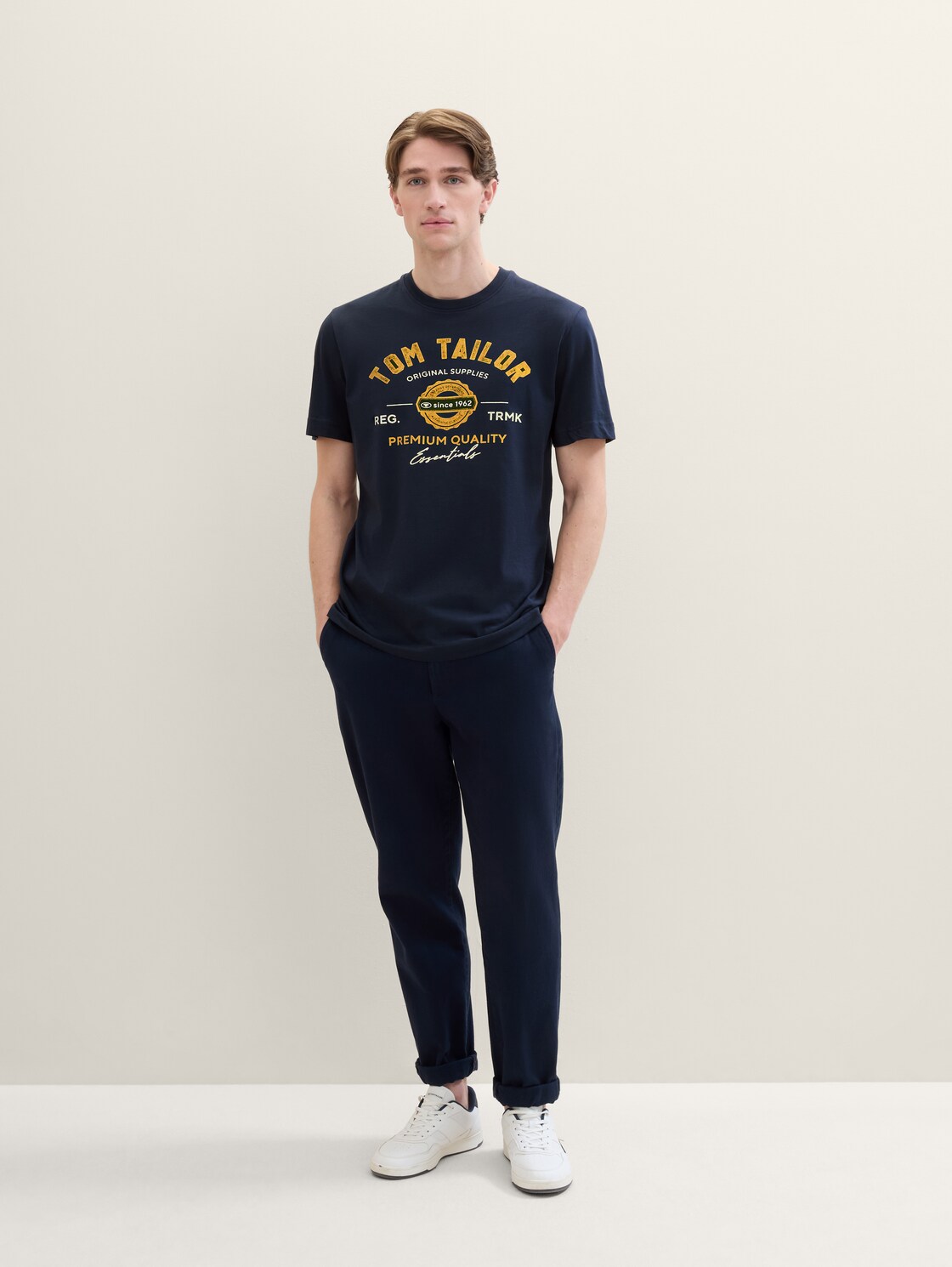 T-Shirt mit Logo-Print - Dark Blue - Model-Vorderansicht