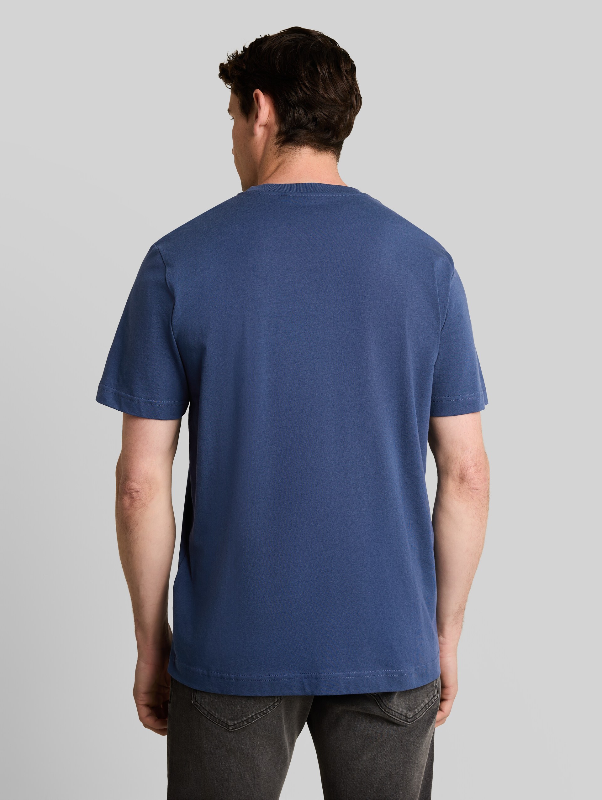 T-Shirt mit Logo-Print - Dark Duck Blue - Auschnitt Model-Rückansicht