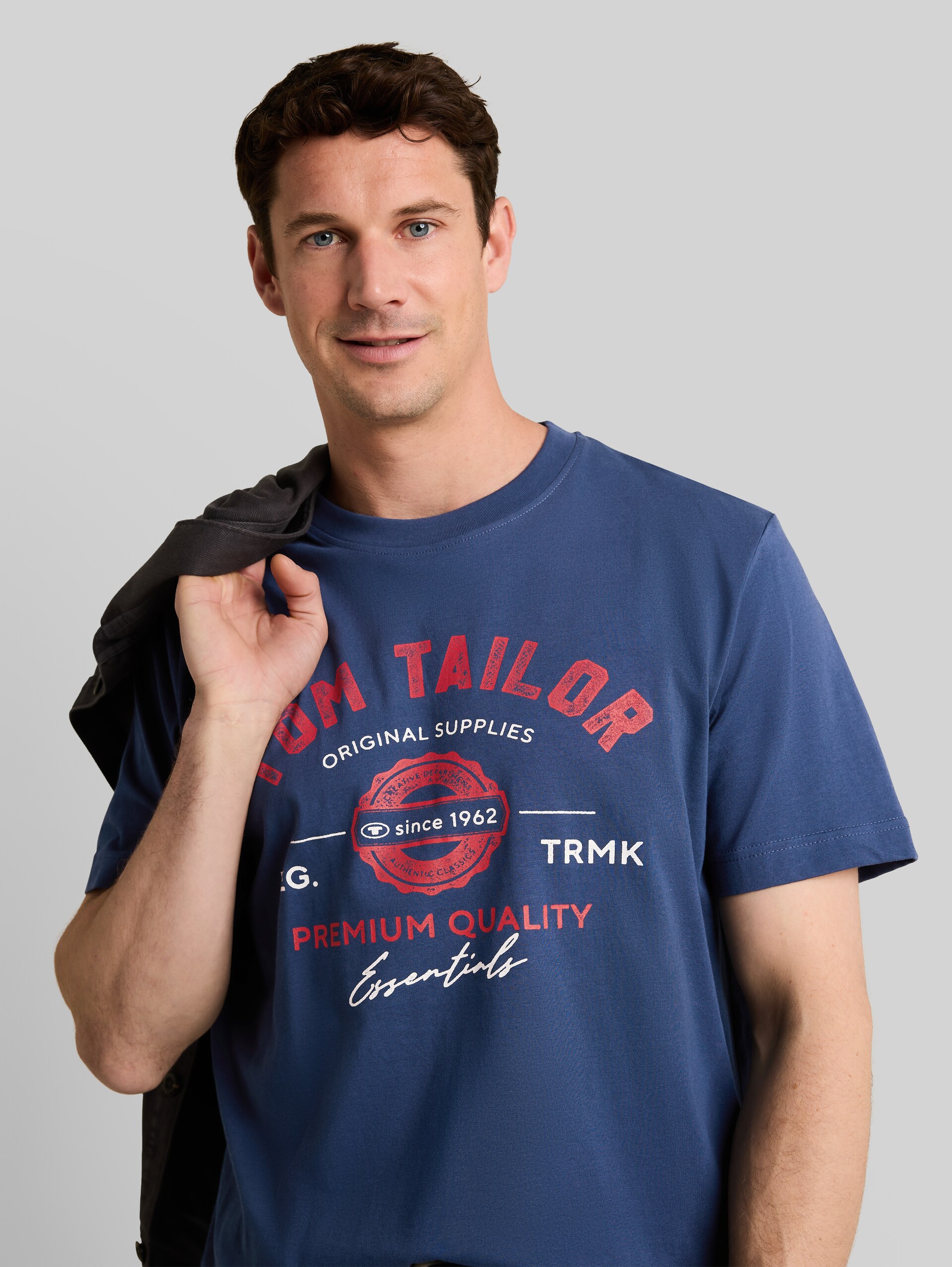 T-Shirt mit Logo-Print - Dark Duck Blue - Detail-Model-Ansicht