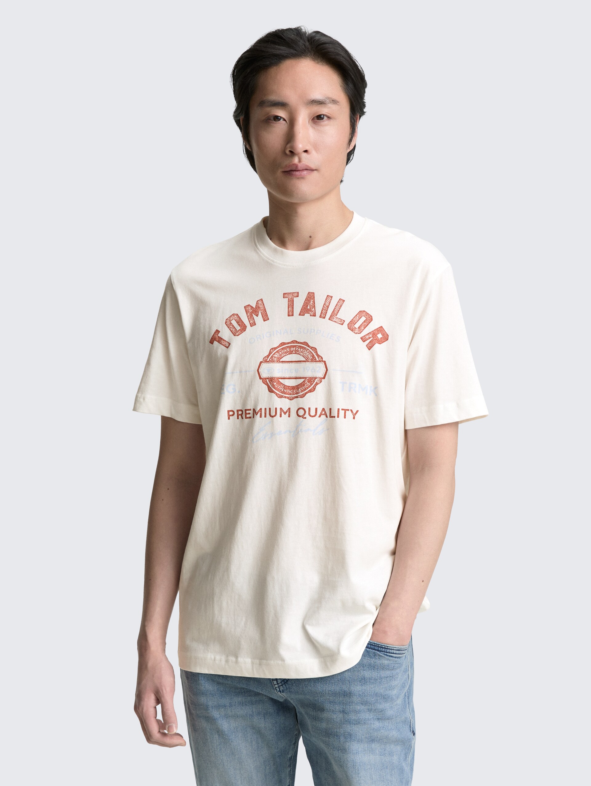 T-Shirt mit Logo-Print - off white - Ausschnitt Model-Vorderansicht