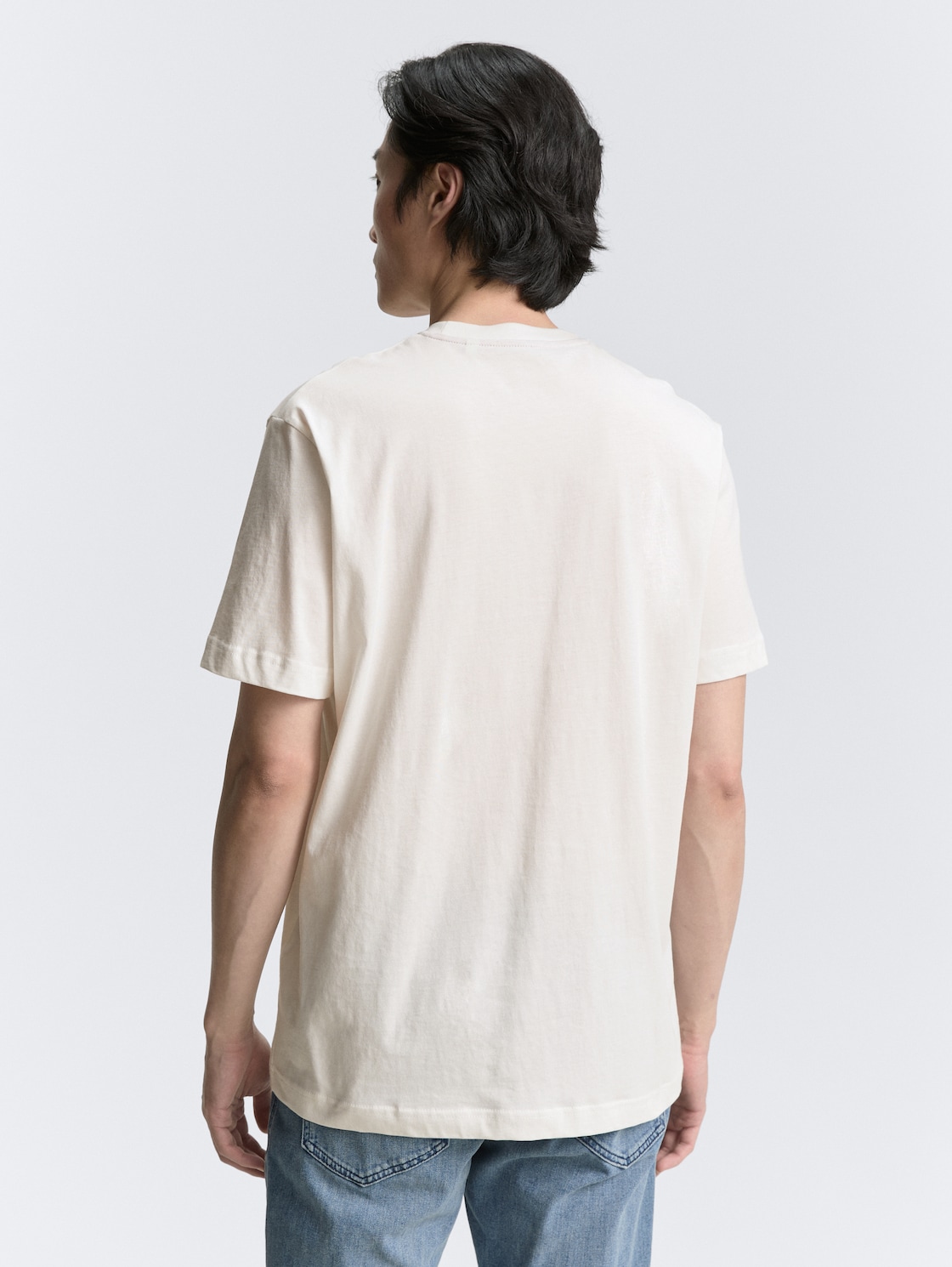 T-Shirt mit Logo-Print - off white - Auschnitt Model-Rückansicht