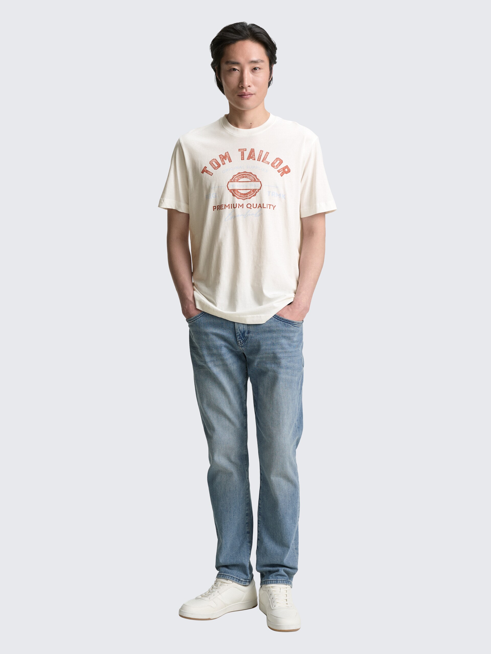 T-Shirt mit Logo-Print - off white - Model-Vorderansicht