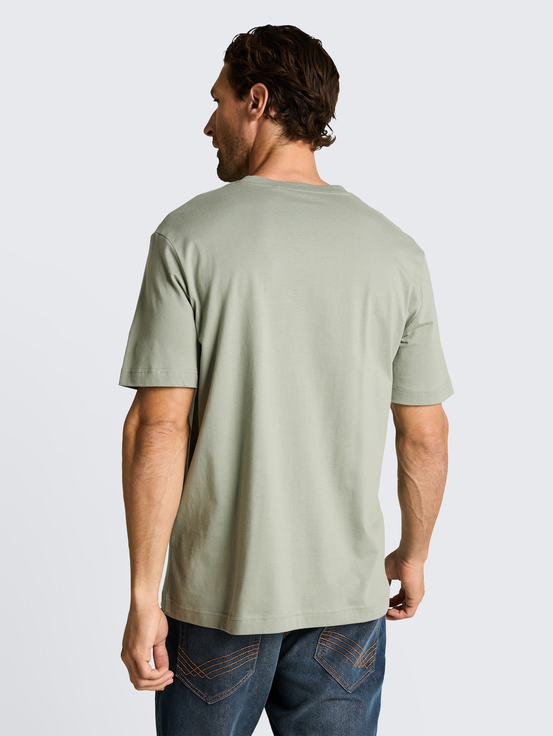 T-Shirt mit Logo-Print - Greyish Shadow Olive - Auschnitt Model-Rückansicht