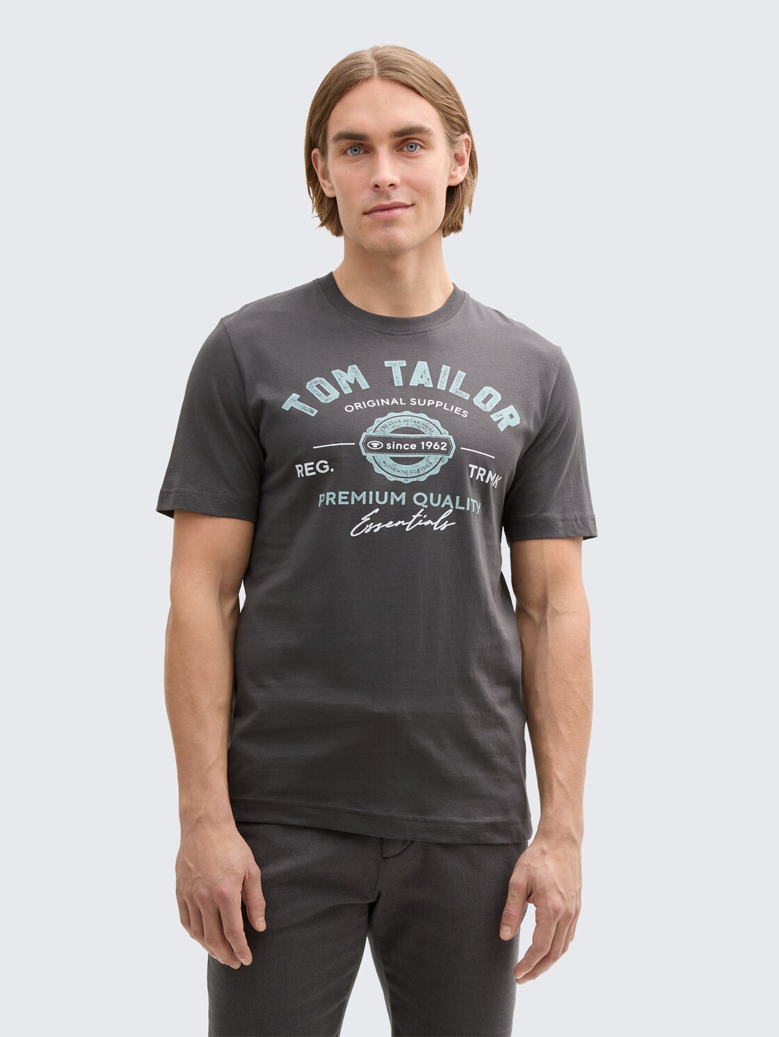 T-Shirt mit Logo-Print - Tarmac Grey - Ausschnitt Model-Vorderansicht