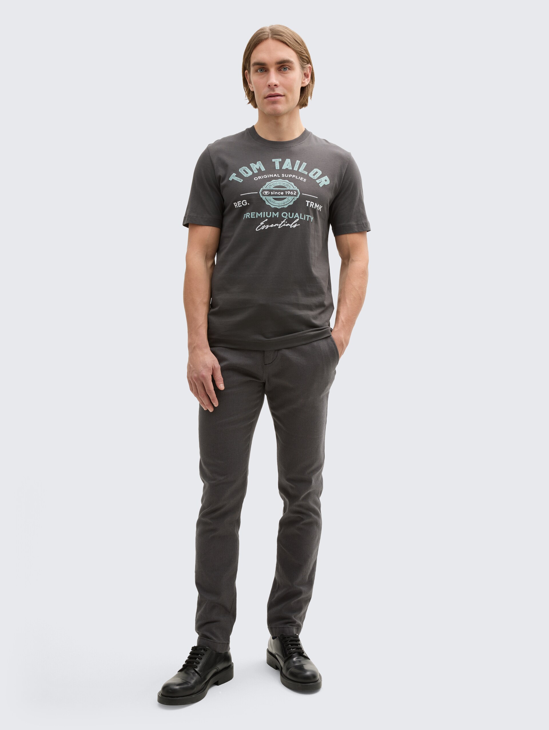 T-Shirt mit Logo-Print - Tarmac Grey - Model-Vorderansicht