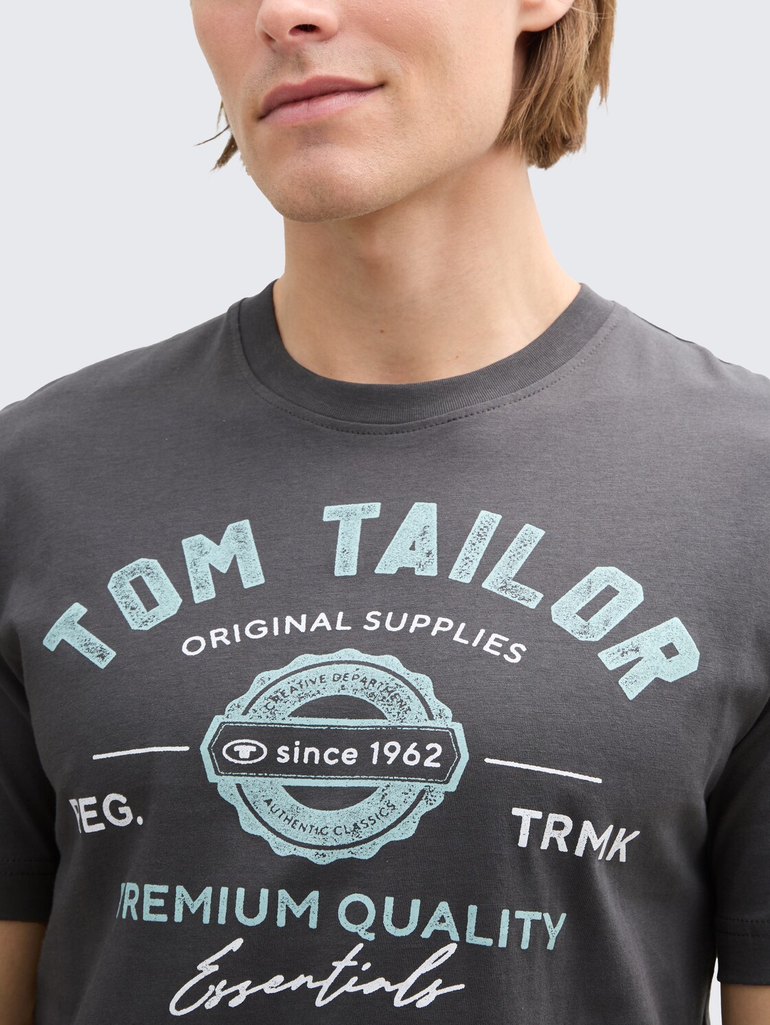 T-Shirt mit Logo-Print - Tarmac Grey - Detail-Model-Ansicht