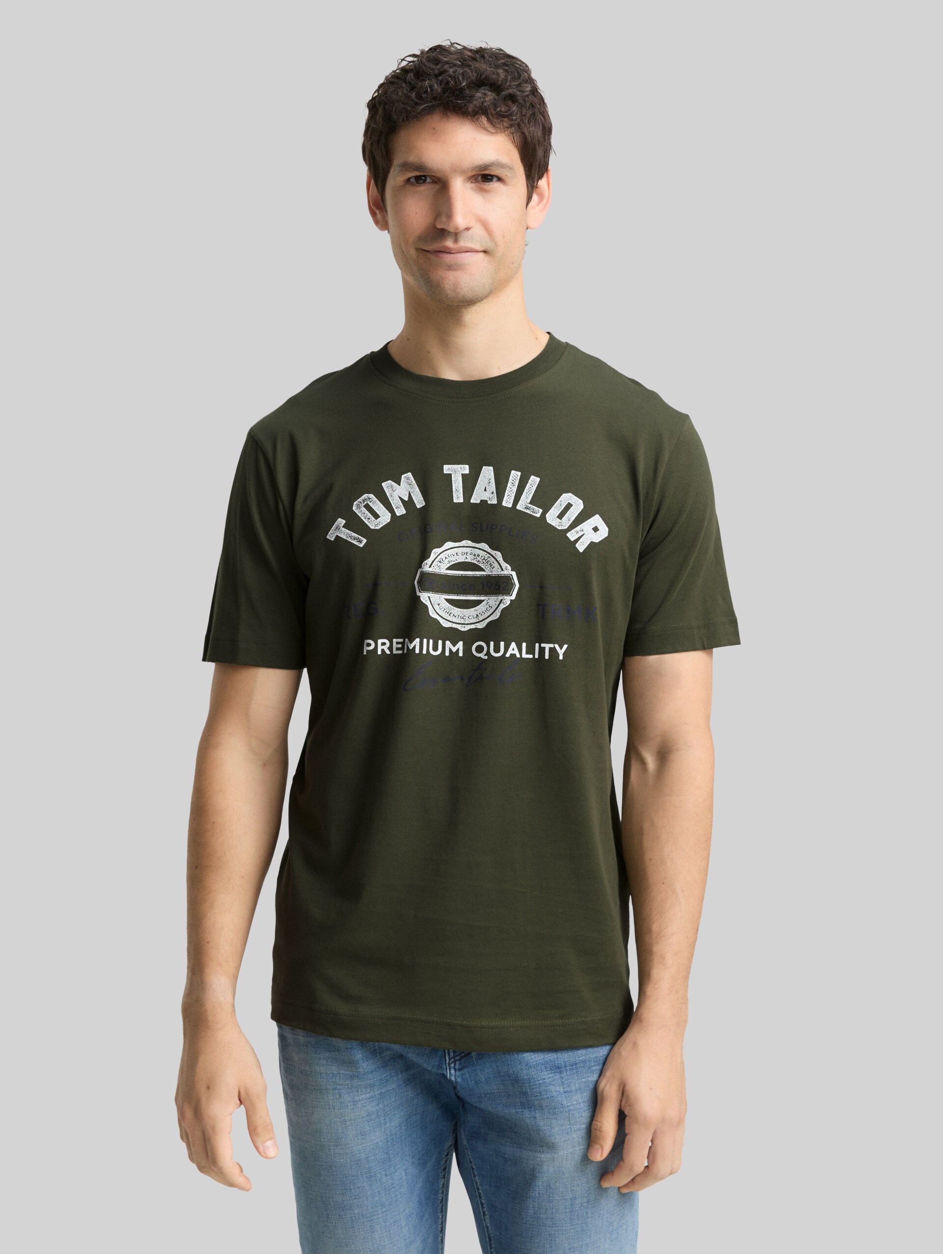 T-shirt with logo print - Deep Forest Green - Neckline model front view