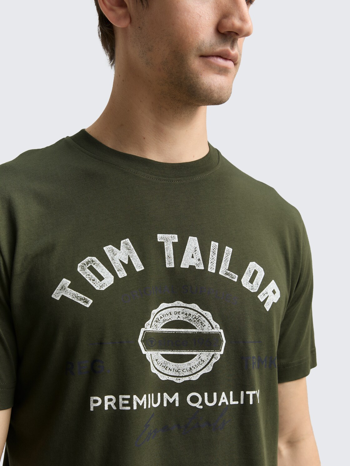 T-Shirt mit Logo-Print - Deep Forest Green - Detail-Model-Ansicht