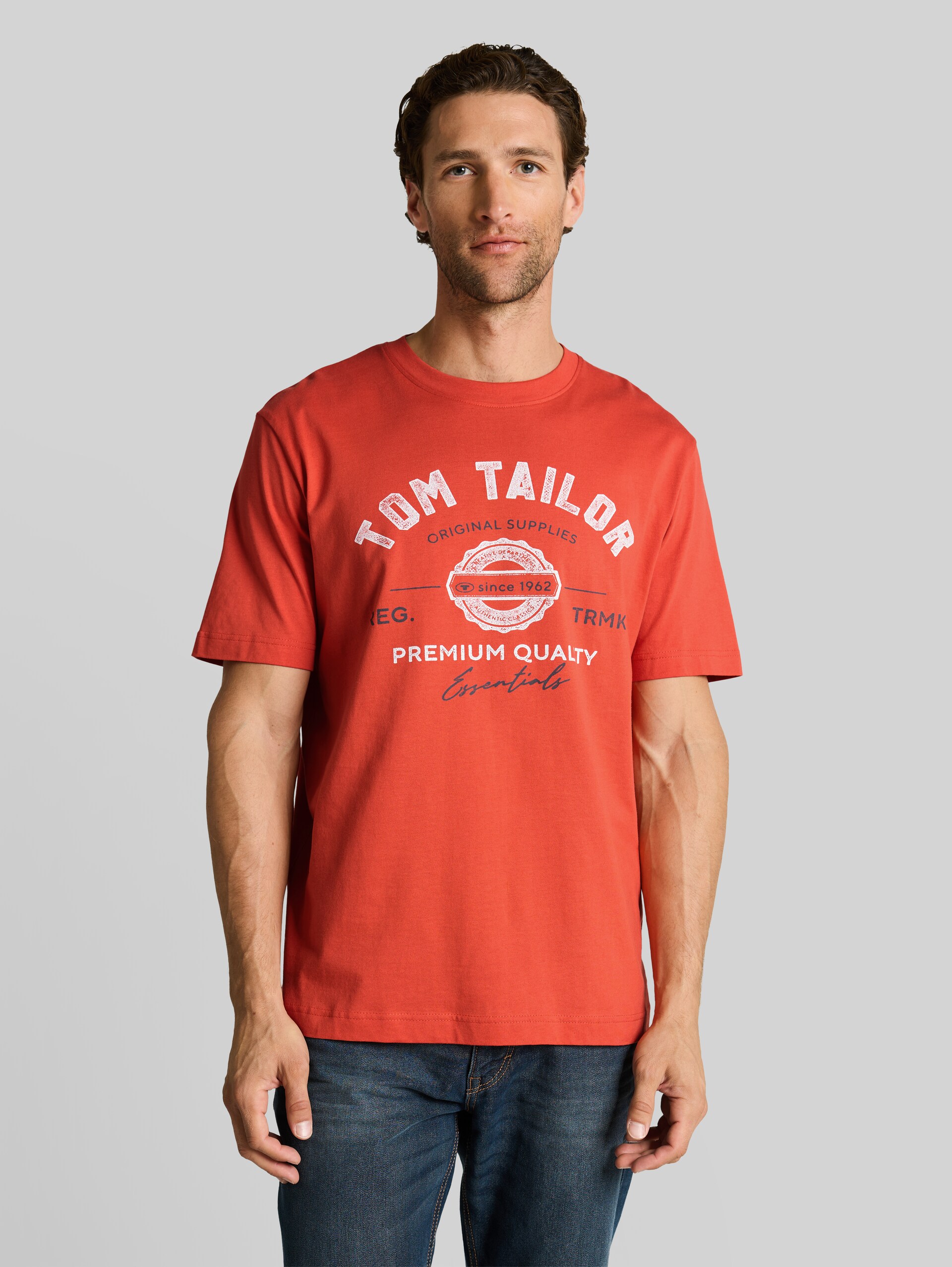T-shirt with logo print - Chili Orange - Neckline model front view
